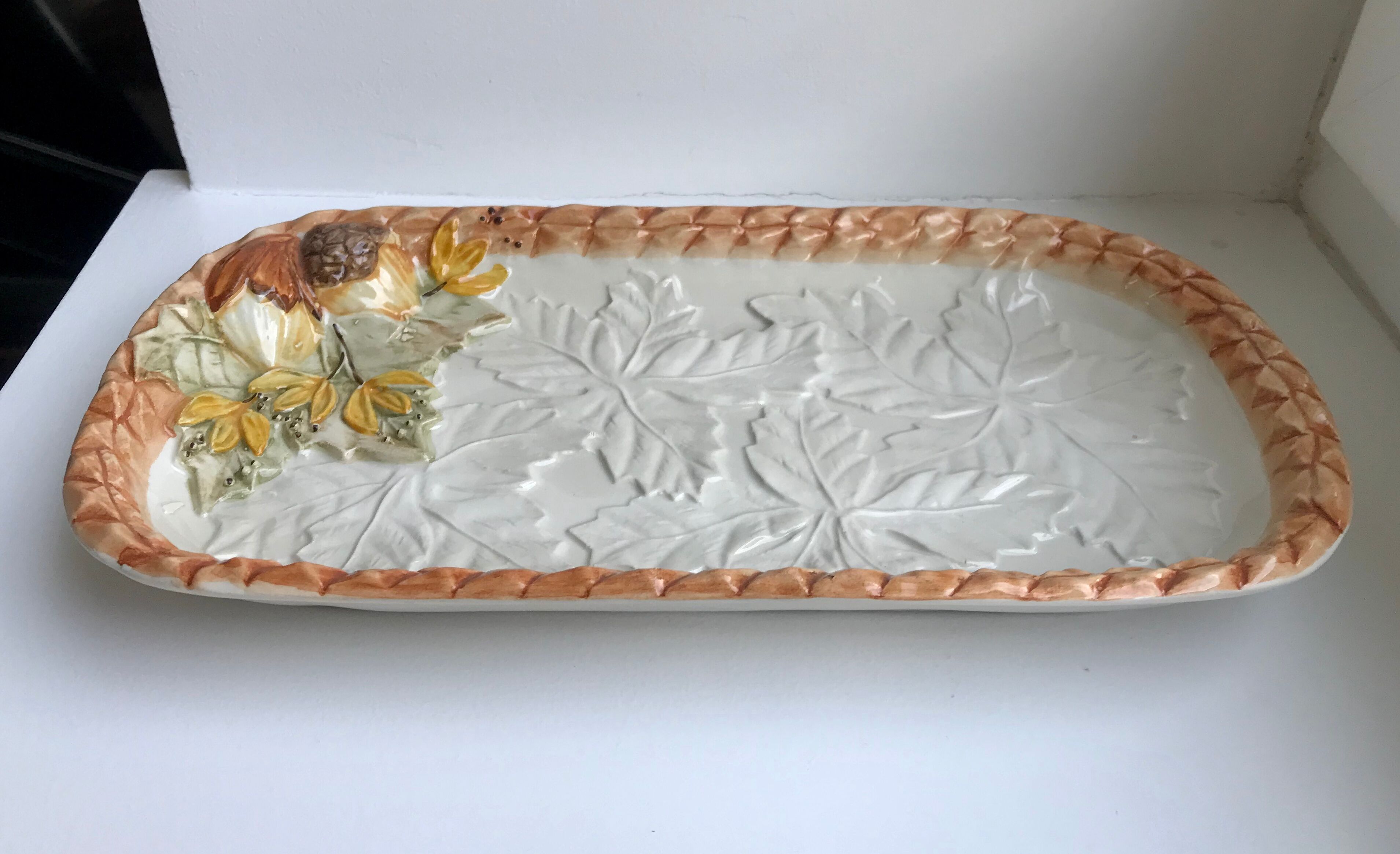 Ensemble en barbotine composé d'un plat et d'un pot Lunéville années 40