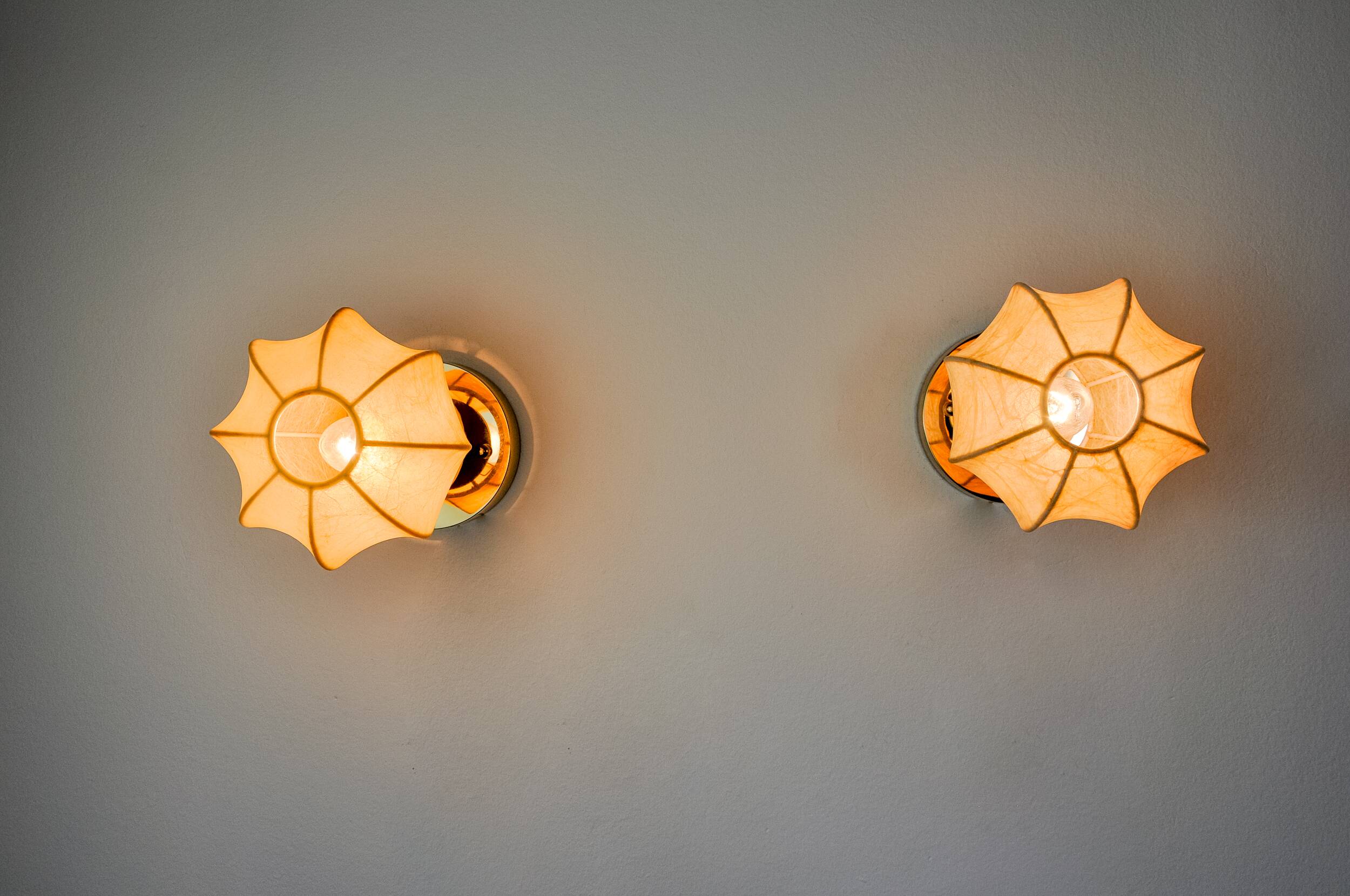 Pair of "cocoon" wall lights, resin and pine, Italy, 1970