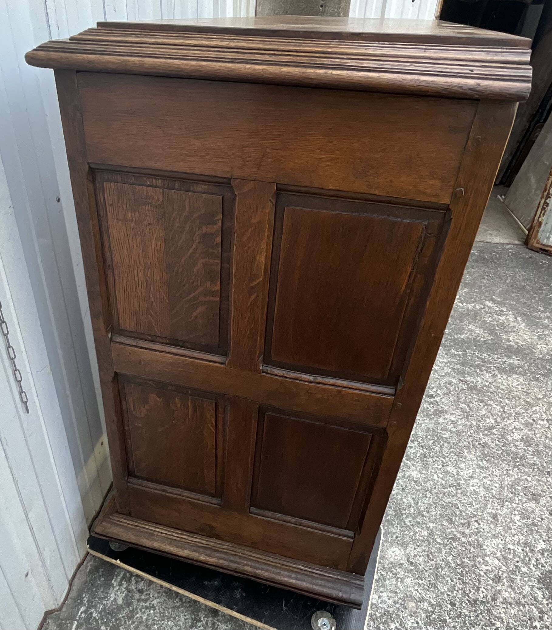 Country-style sideboard in solid oak – 18th century