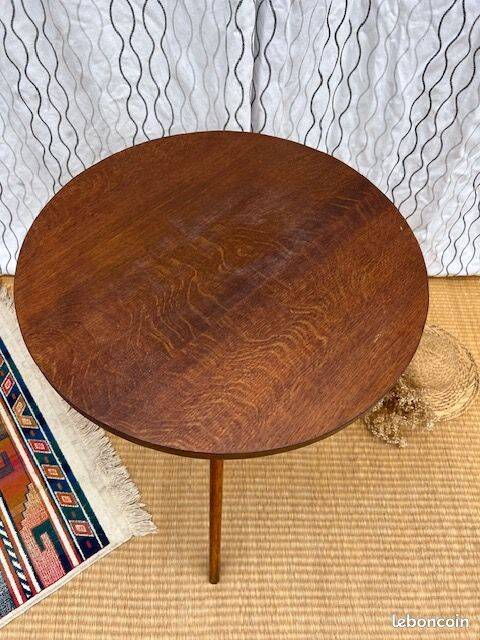 Pretty little vintage round table with tapered legs.