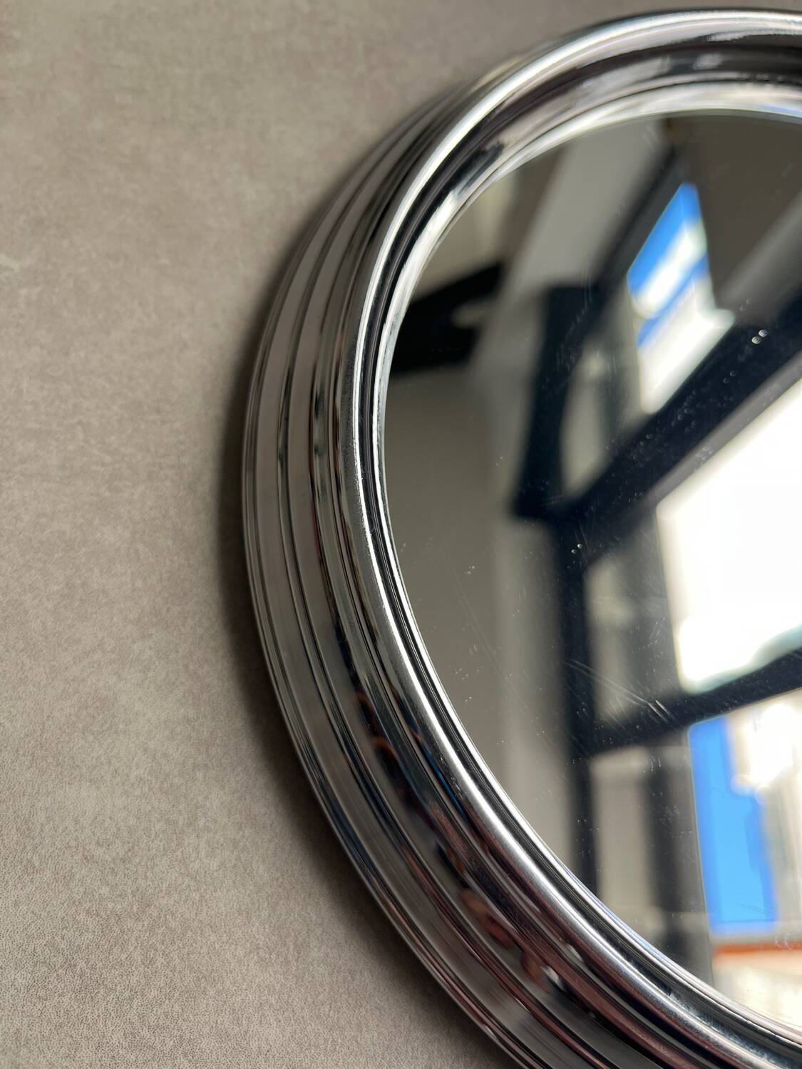 Art Deco silver mirror plateau, diameter 24cm.