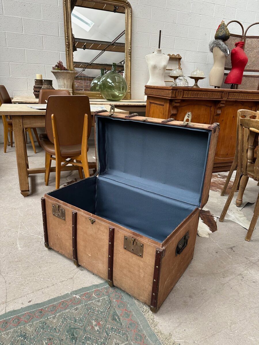 Old travel trunk "Be a Father" Lille