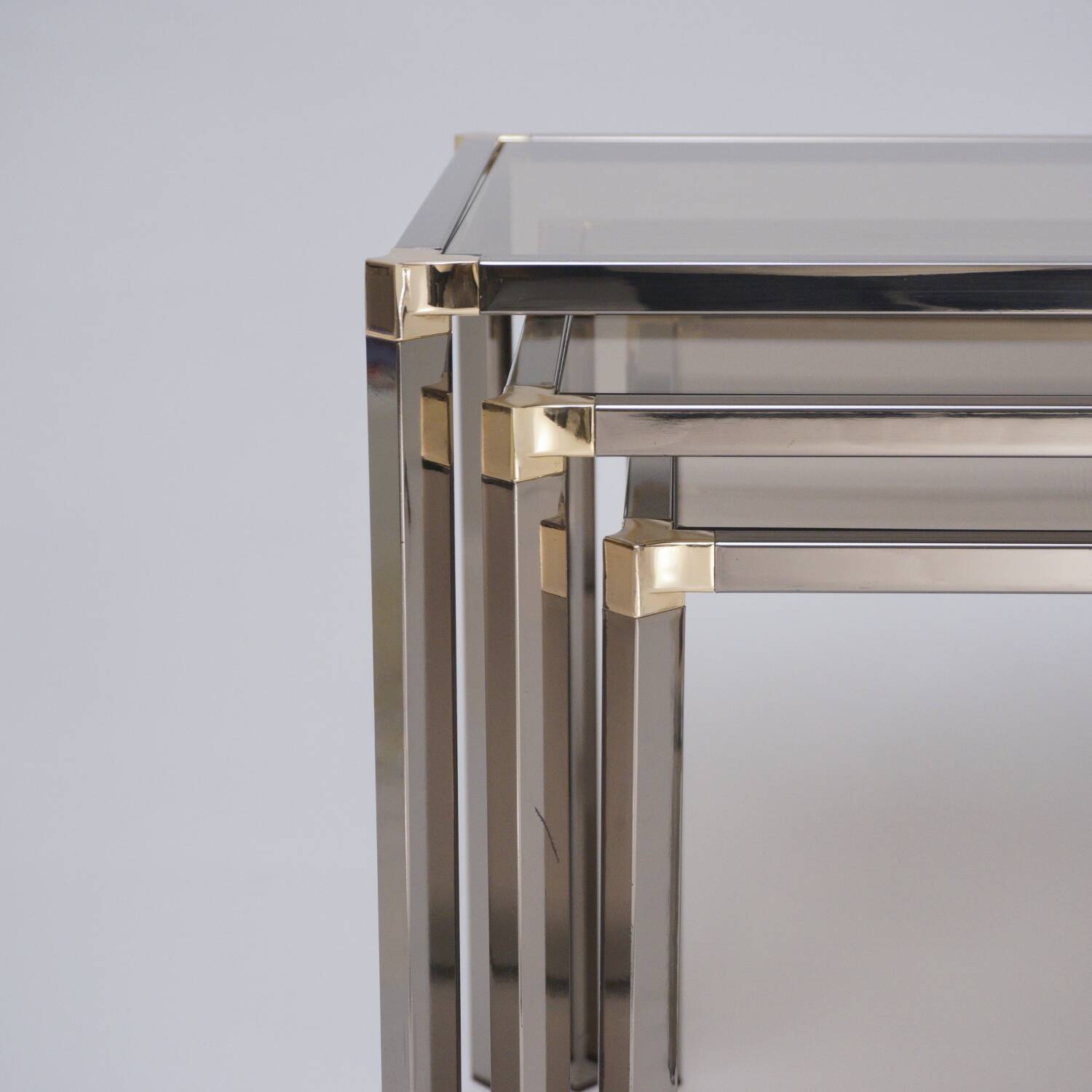 Tables gigognes vintage en métal plaqué ou et verre graphite chrome par Kesterport pour Harrods 1980 Royaume-Uni