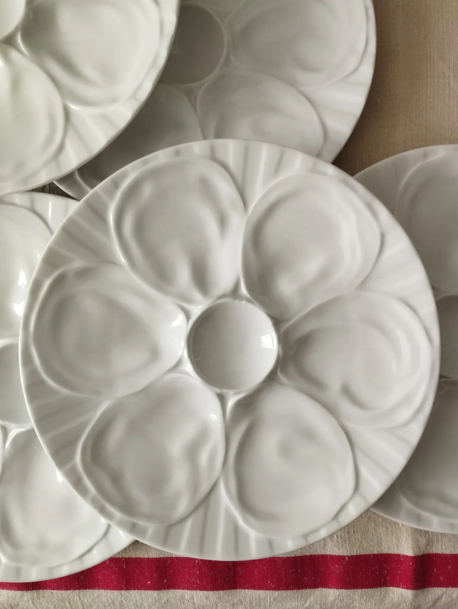 Set of 6 oyster plates in porcelain by Pillivuyt.