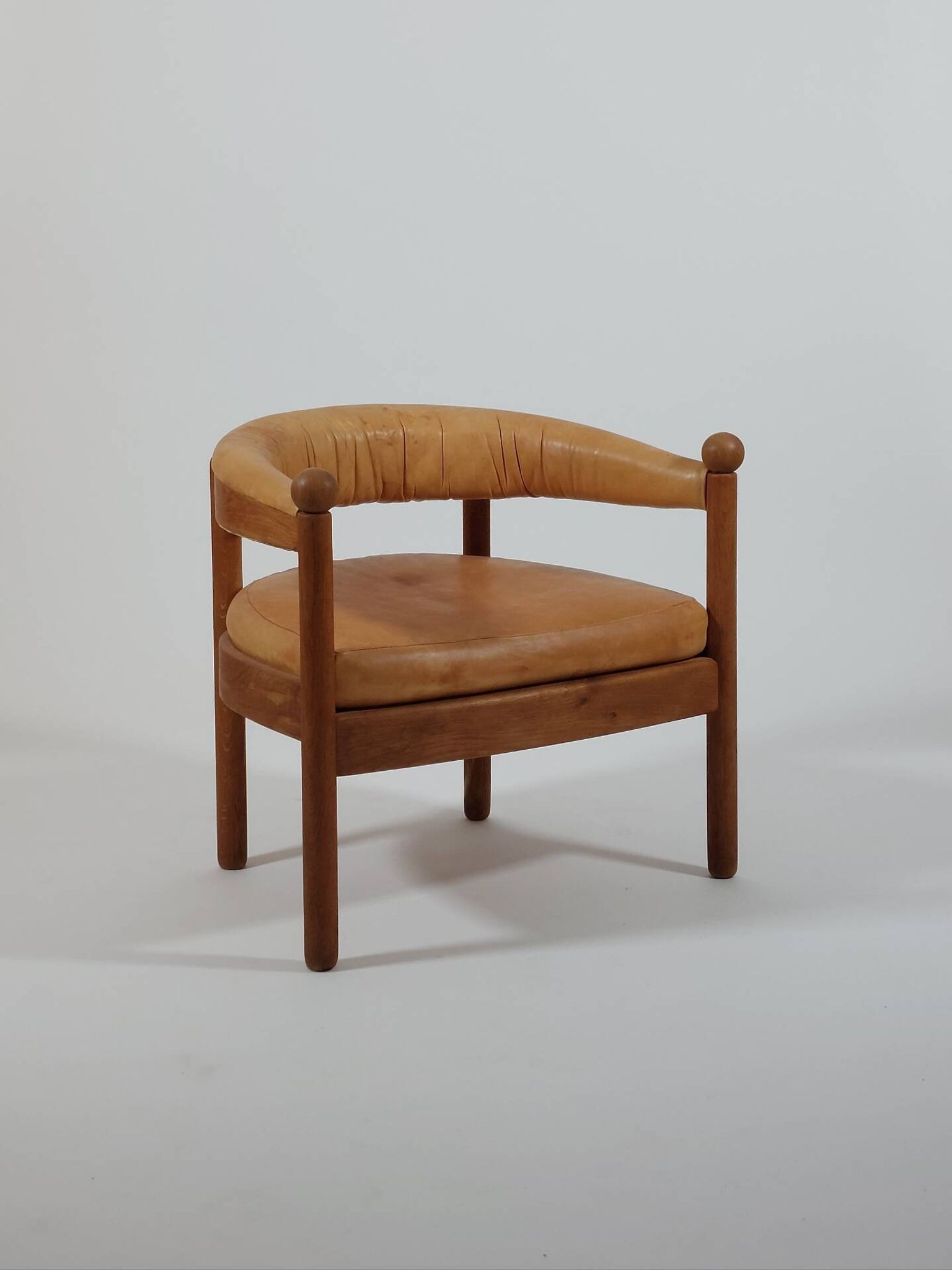 Chaise de trône en bois vintage, fauteuil en cuir cognac.