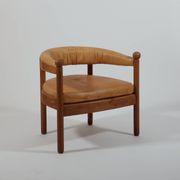 Chaise de trône en bois vintage, fauteuil en cuir cognac.