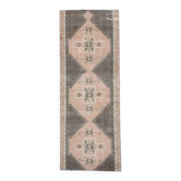 Tapis de couloir  Oushak turc en laine et coton fait main, années 1970