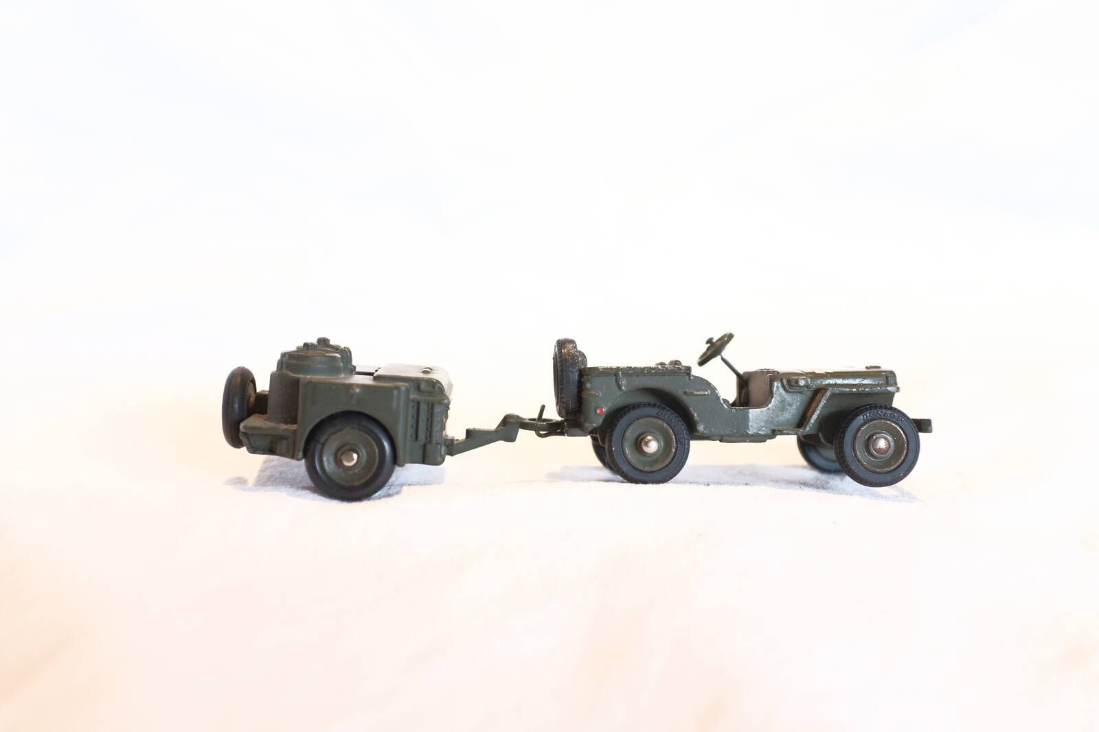 Little Jeep 80b + Marion 823 kitchen from Dinky Toys