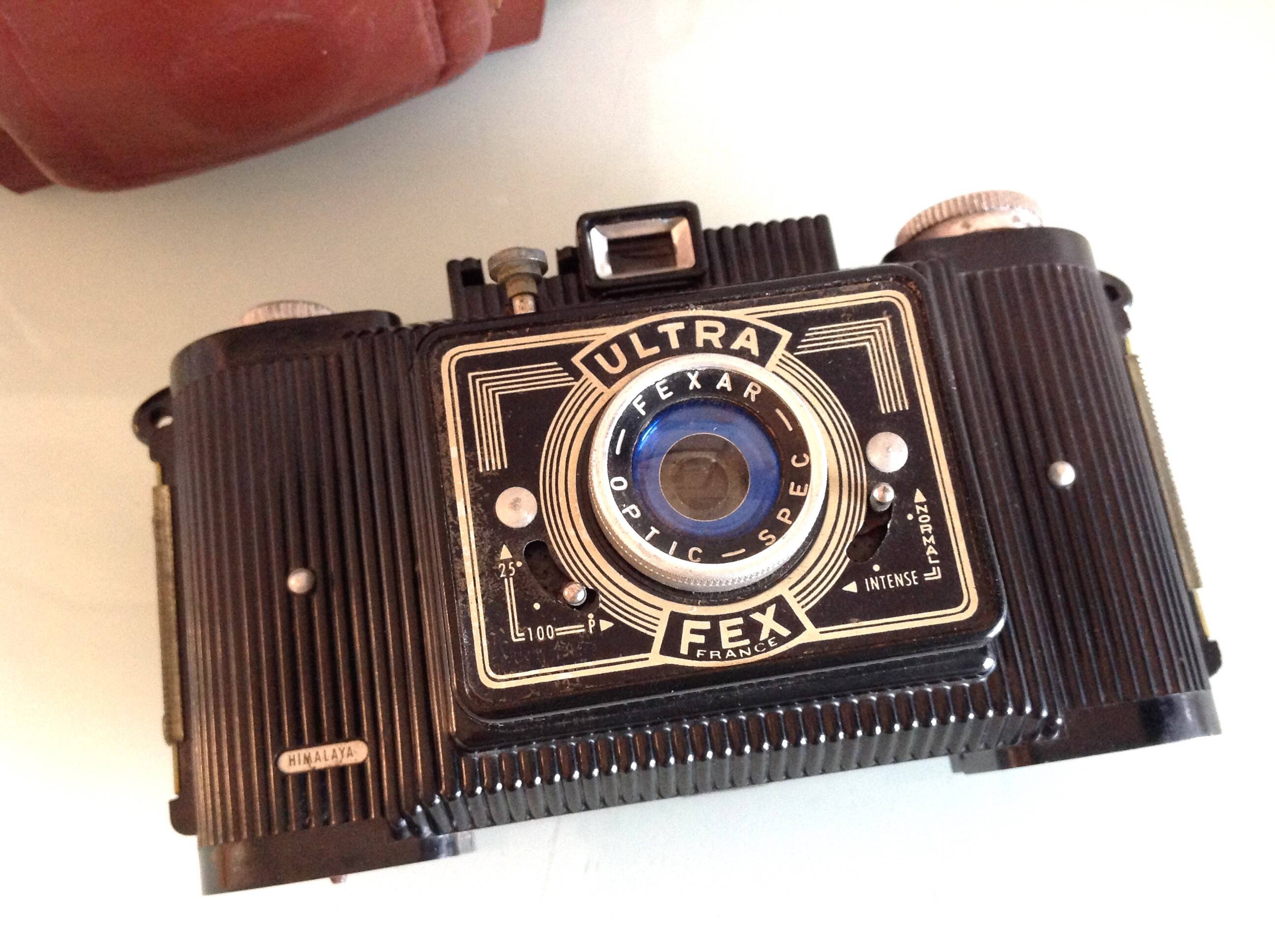 Appareil photo argentique Ultra Fex avec étui en cuir années 60