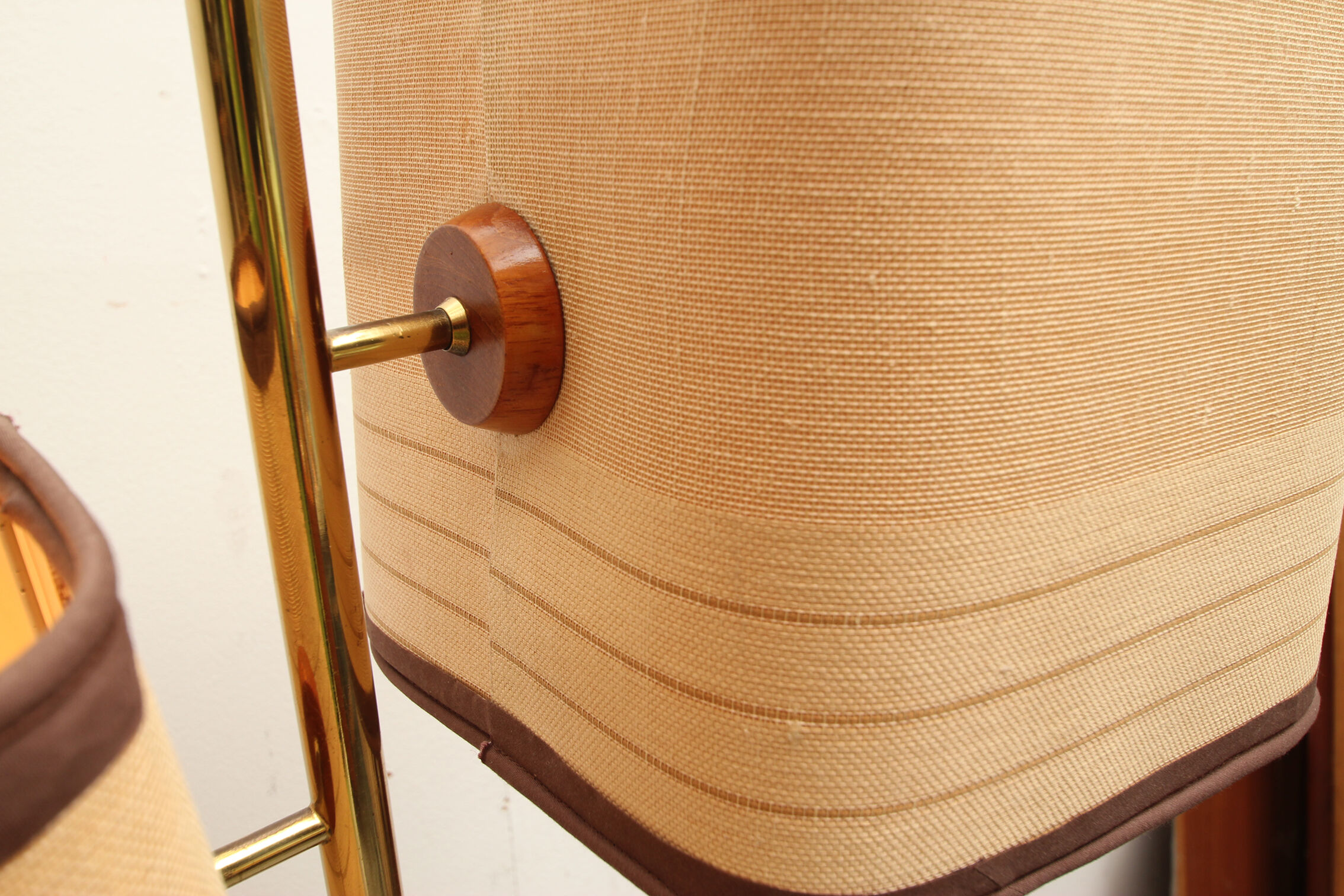 Lampadaire des années 1960 en teck et laiton