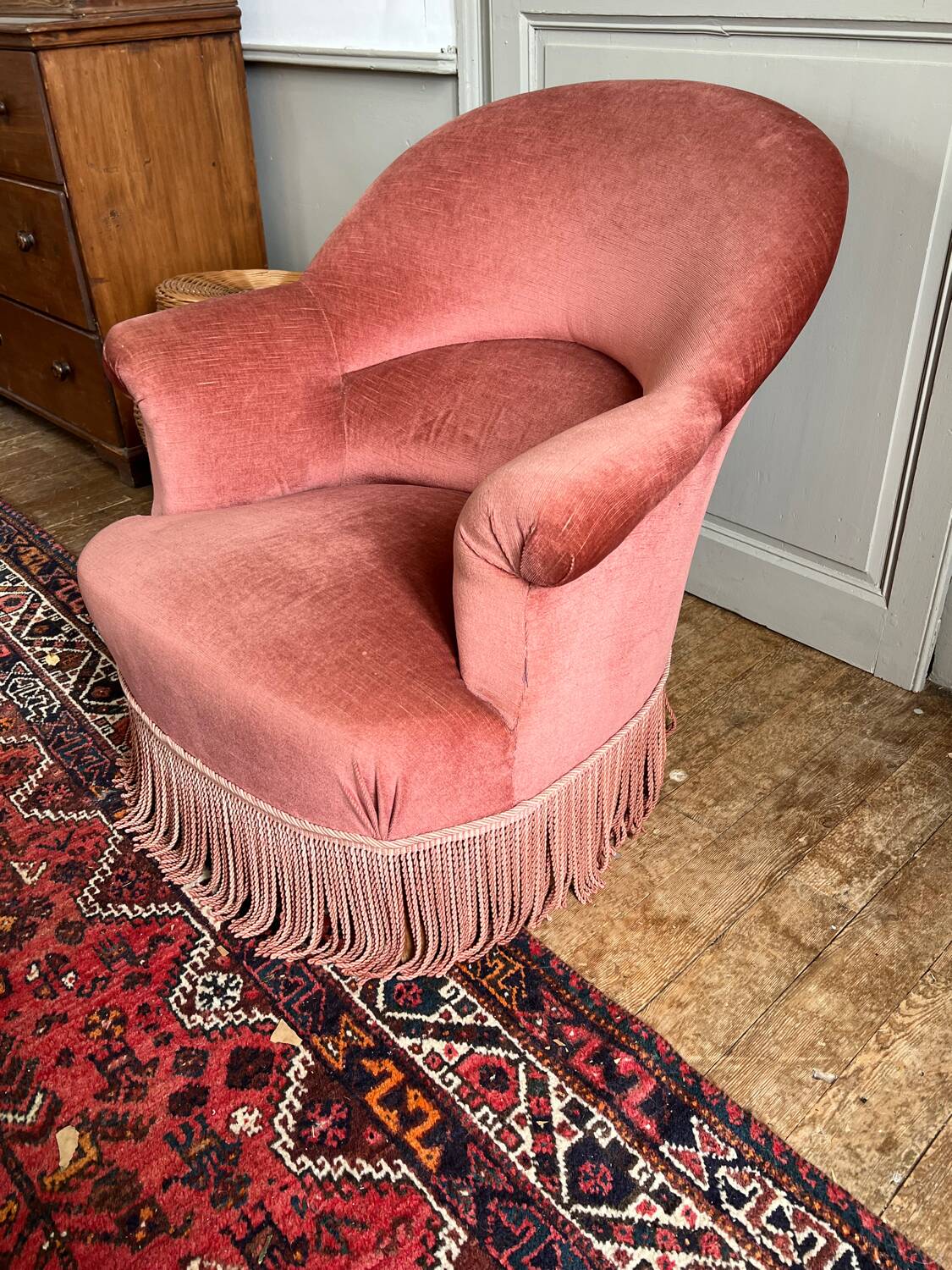 Pink velvet toad chair