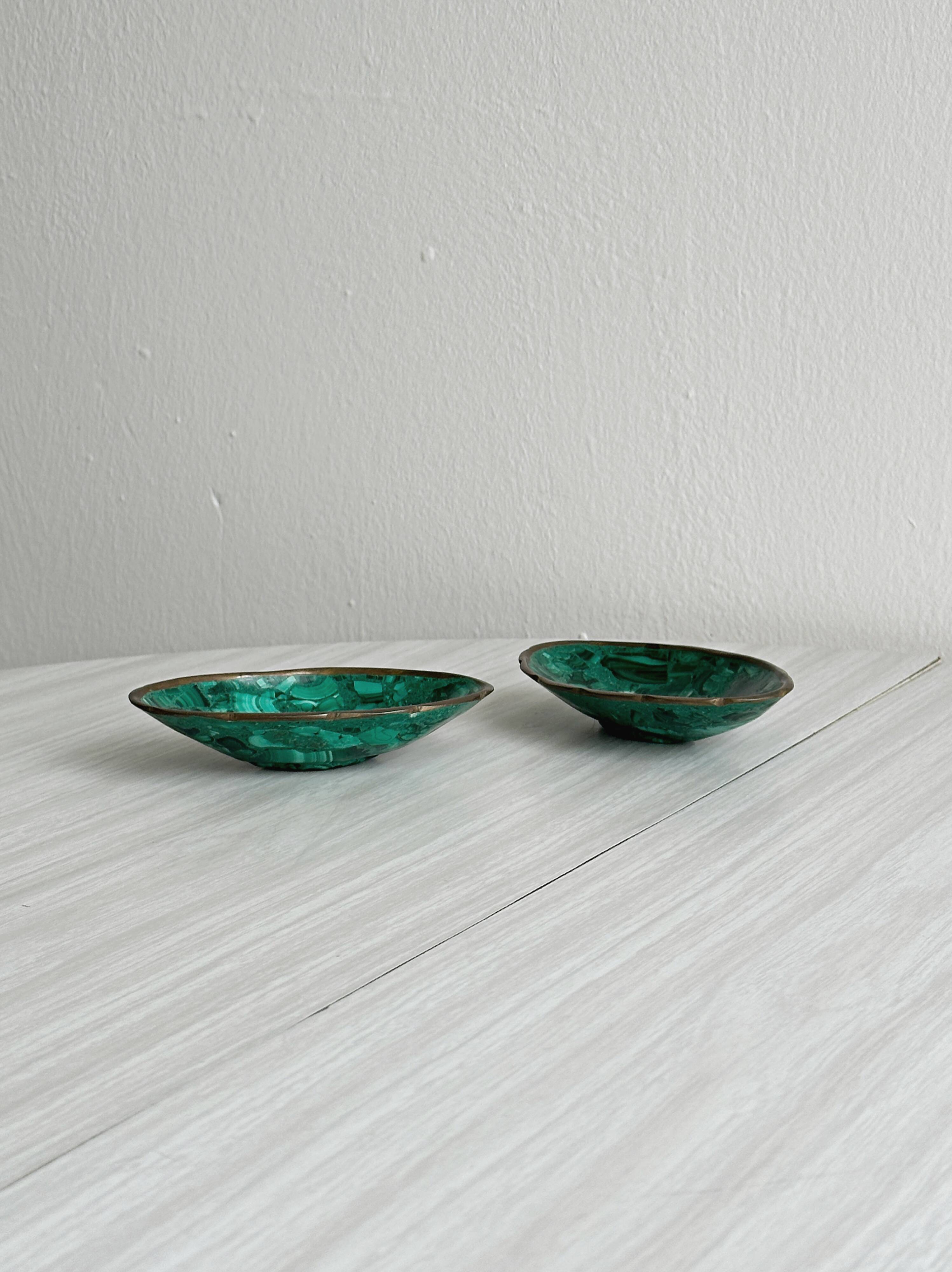 Mini bowls in malachite for jewellery or rings.
