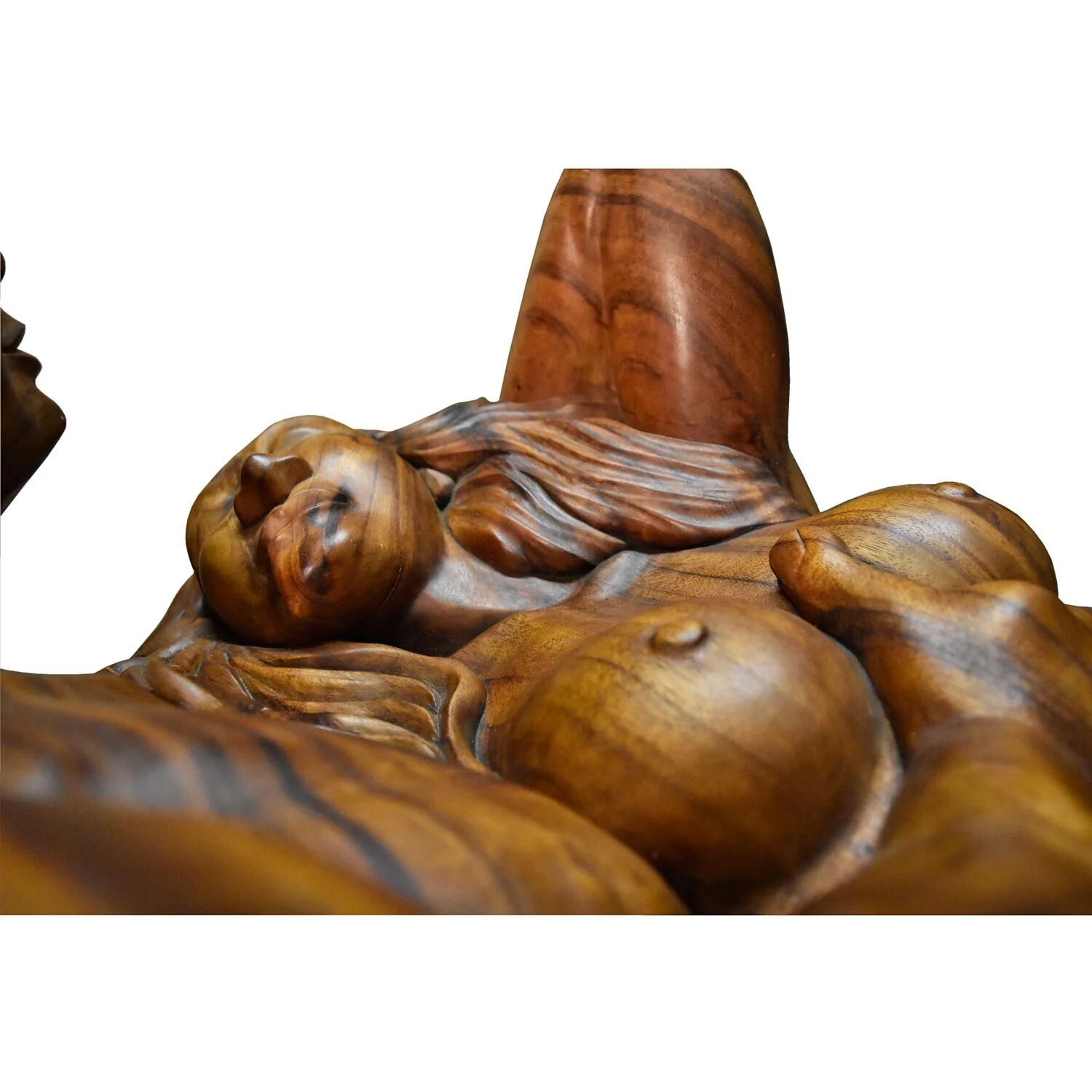 Table basse en bois exotique de monkey pod sculptée à la main représentant un couple enlacé.