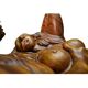 Table basse en bois exotique de monkey pod sculptée à la main représentant un couple enlacé.