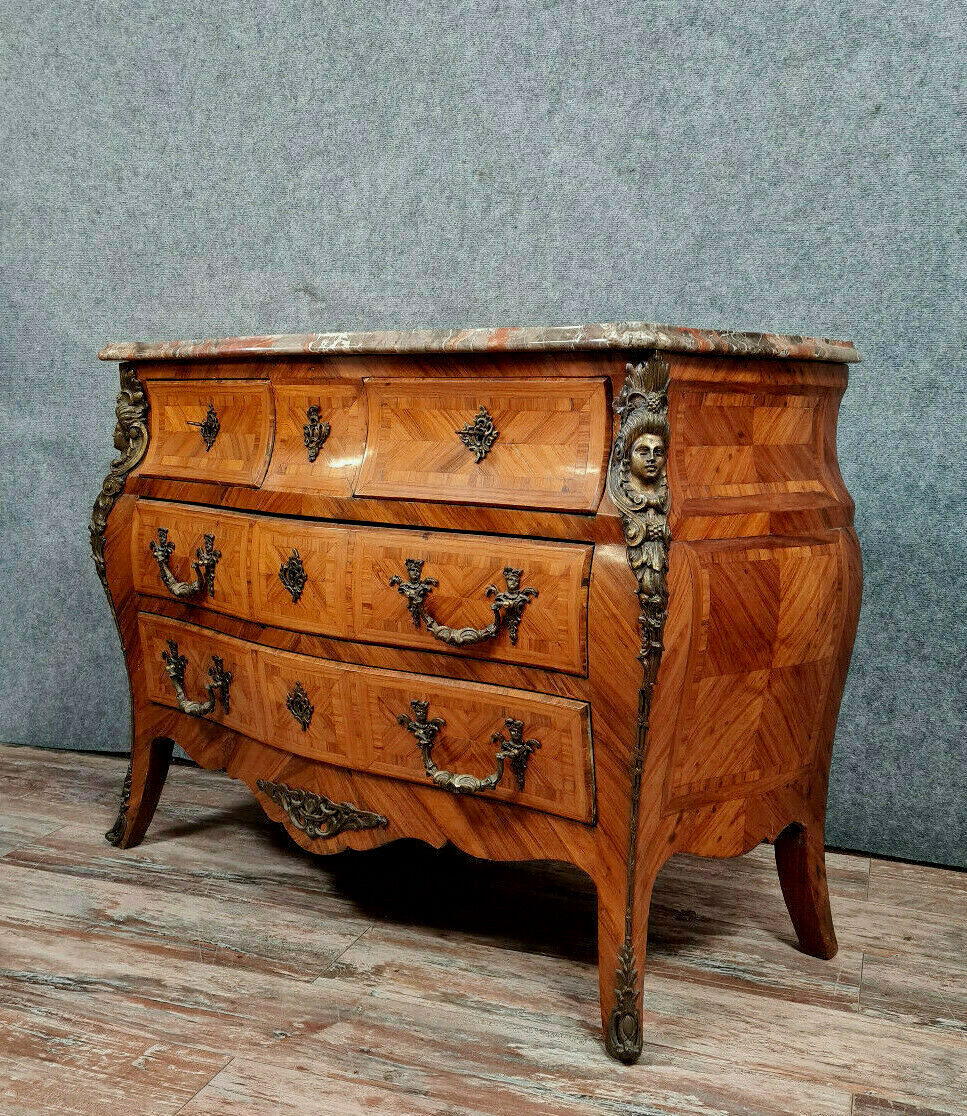 Commode Louis XV galbée a décors aux espagnolettes vers 1850-1880