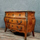 Commode Louis XV galbée a décors aux espagnolettes vers 1850-1880