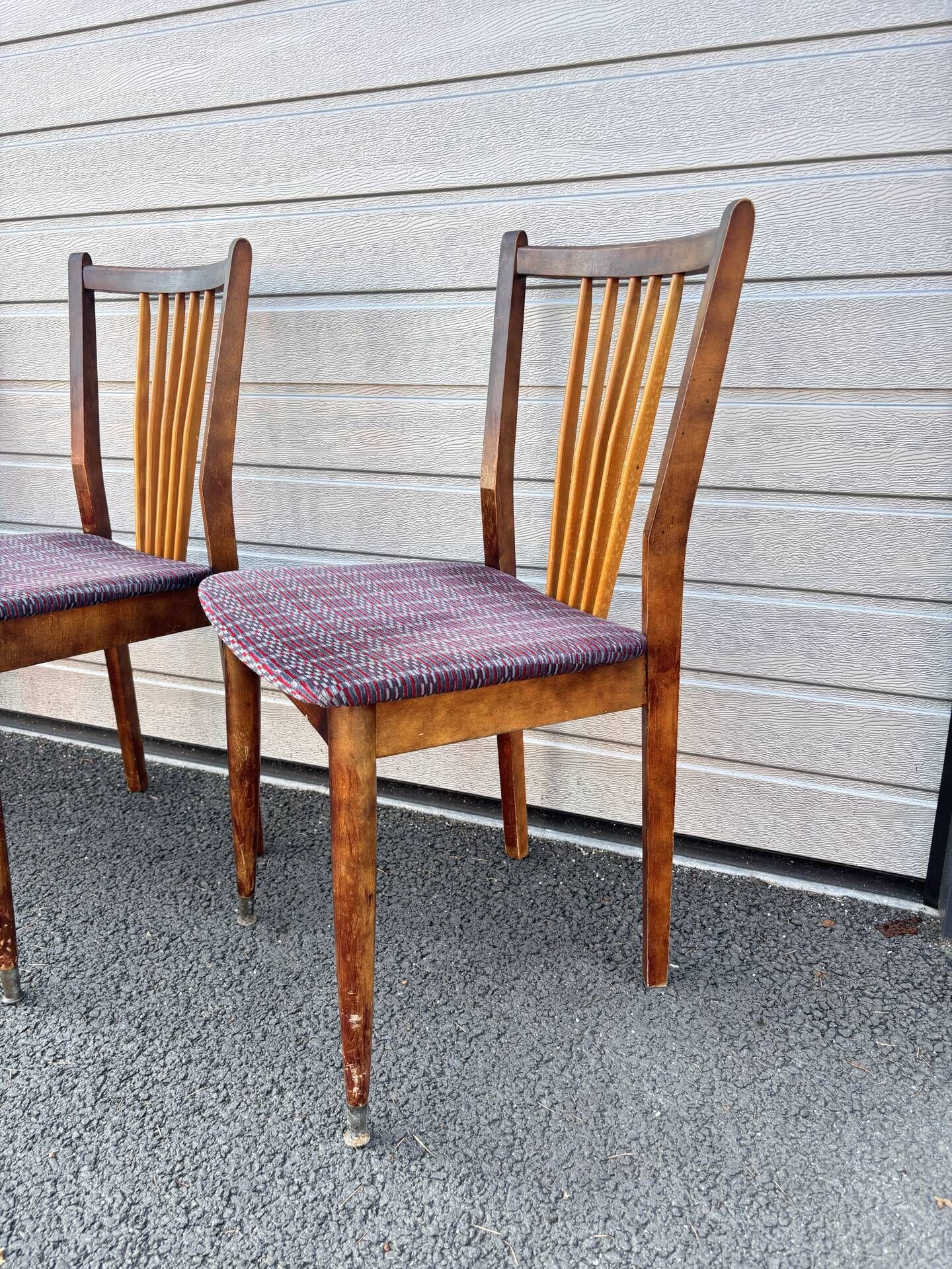 Set of 5 Scandinavian chairs in wood and checked fabric.