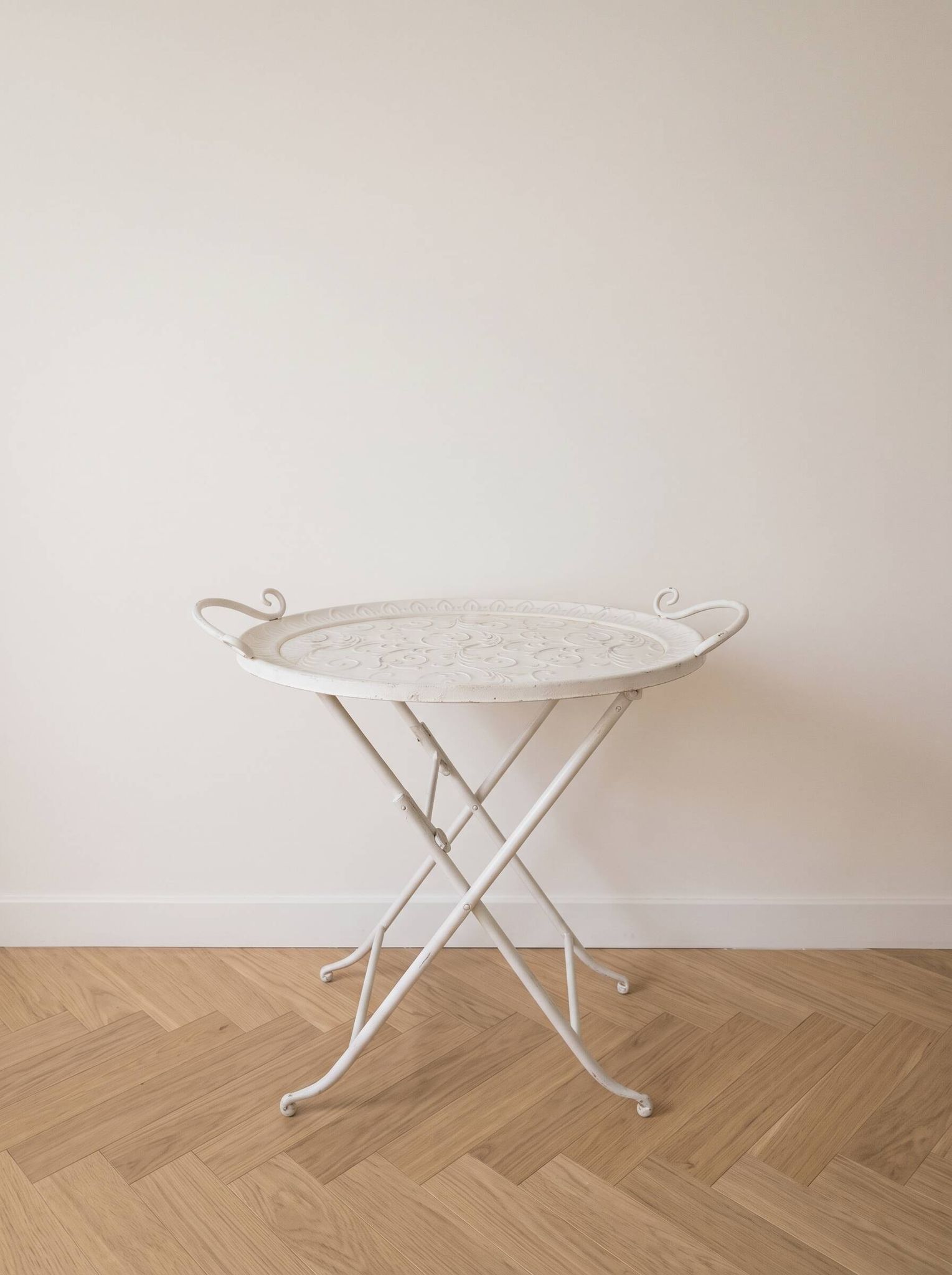 Table d'appoint style romantique en métal blanc