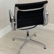 Fauteuil modèle 107 de Charles & Ray pour Vitra