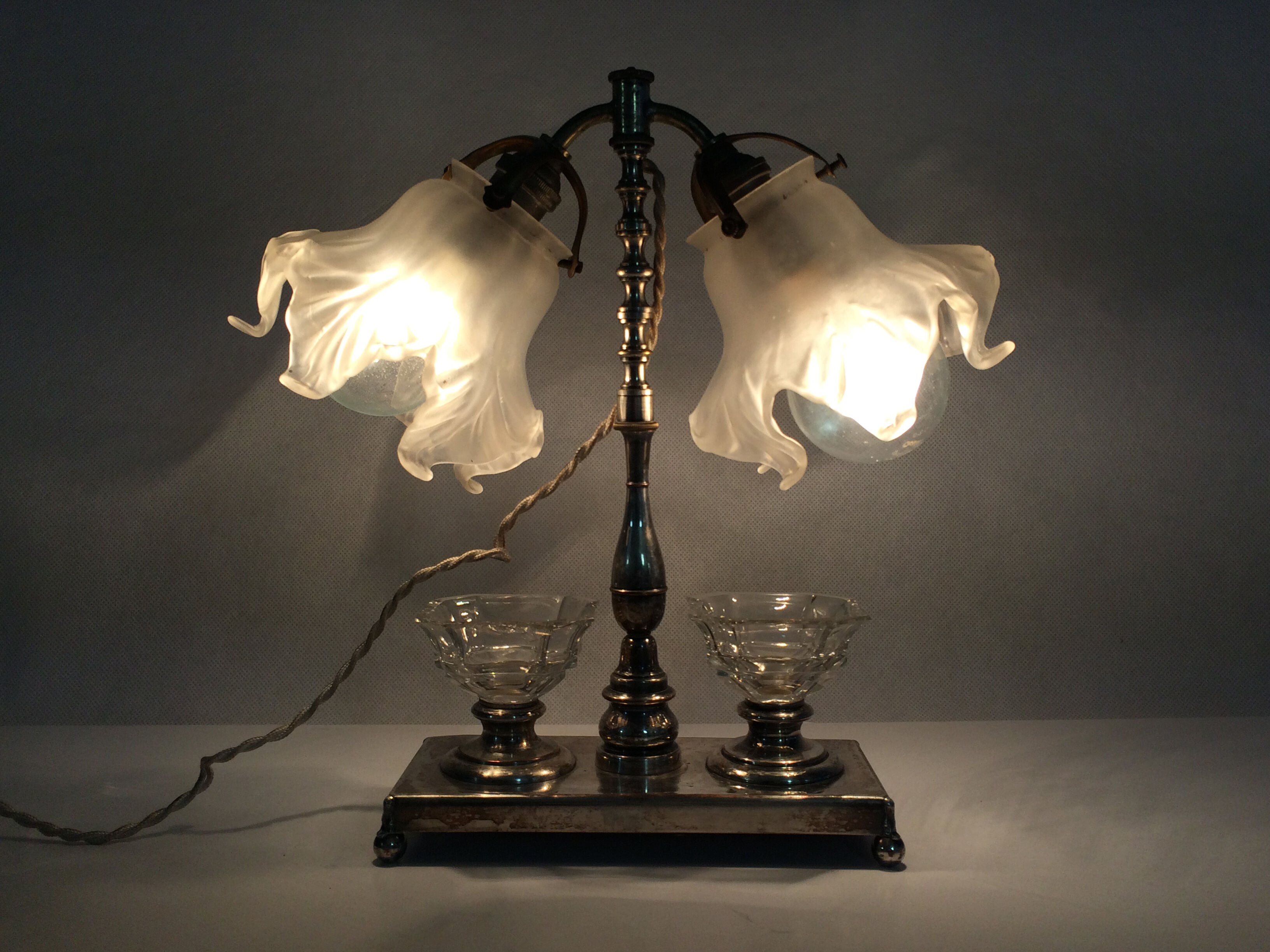 Art Deco ink lamp in silver metal and glass paste tulip. Anne 30