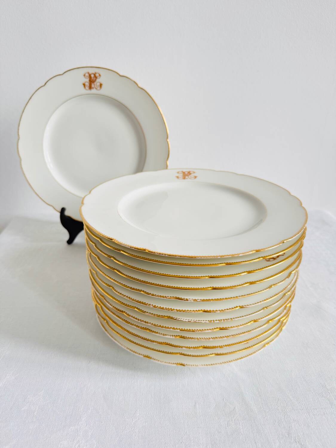 Set of 13 Paris porcelain plates, late 19th century