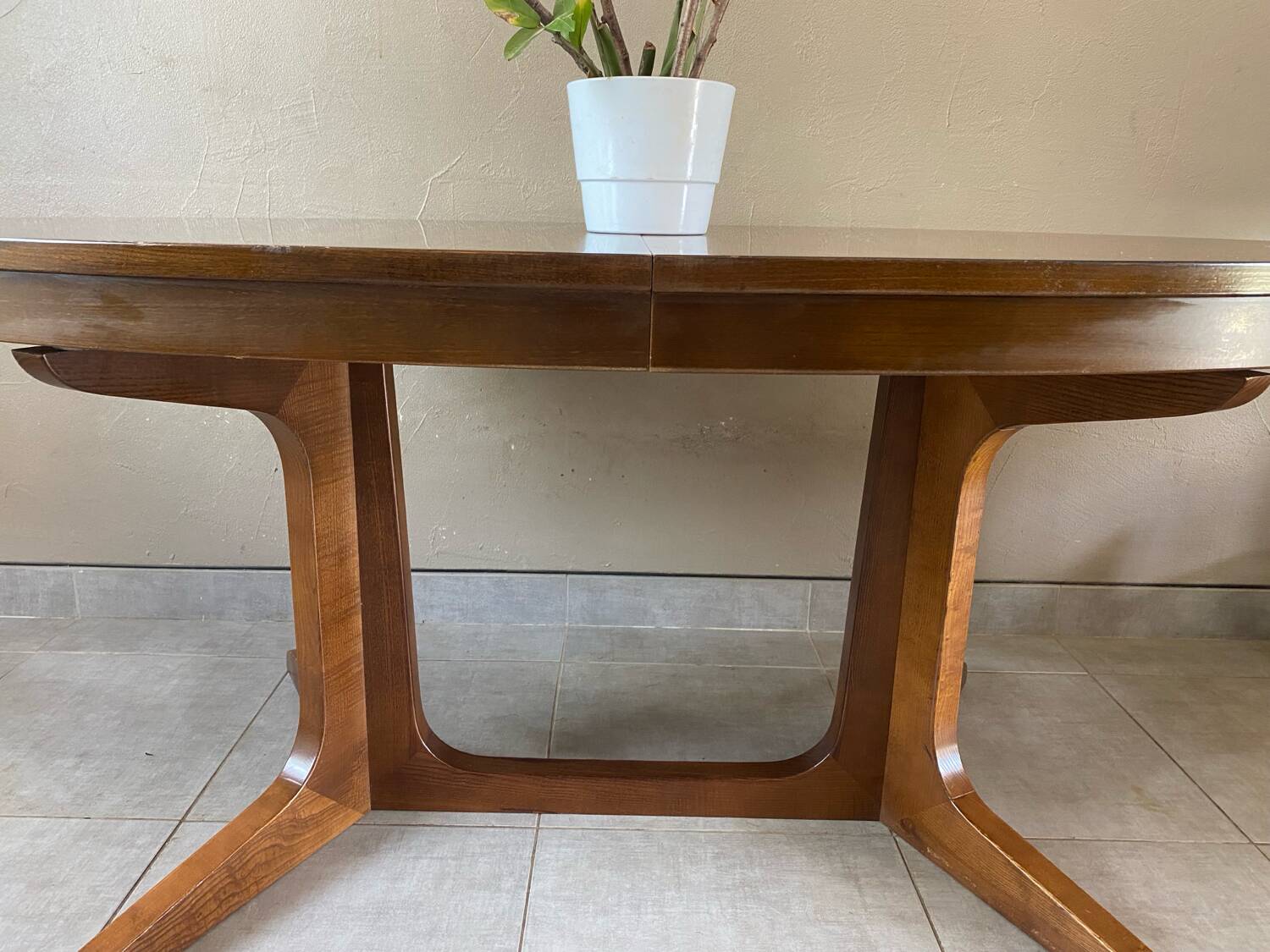 Vintage oval Baumann table