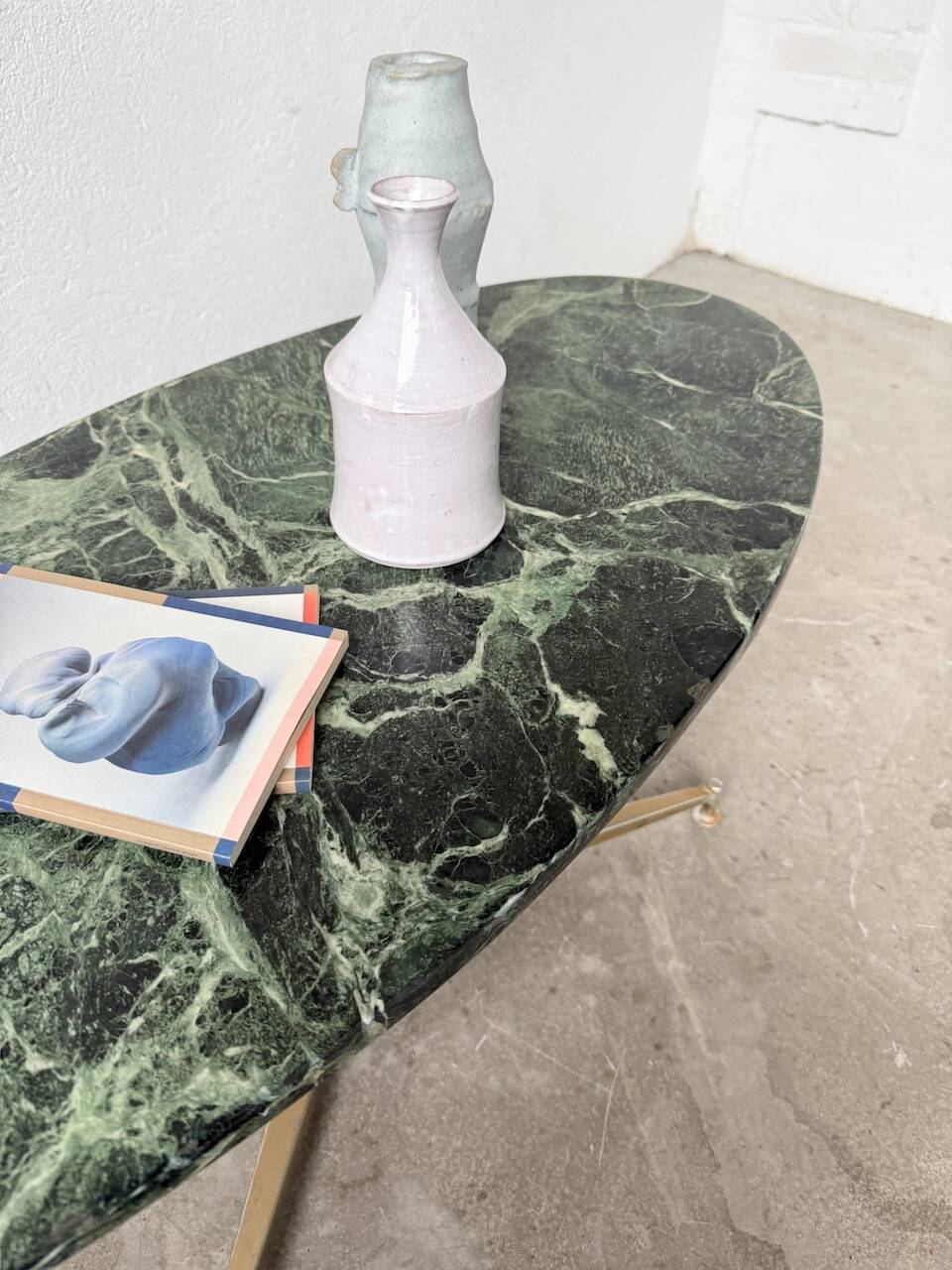 Table basse en marbre vert et laiton par Michel Kin pour Arflex