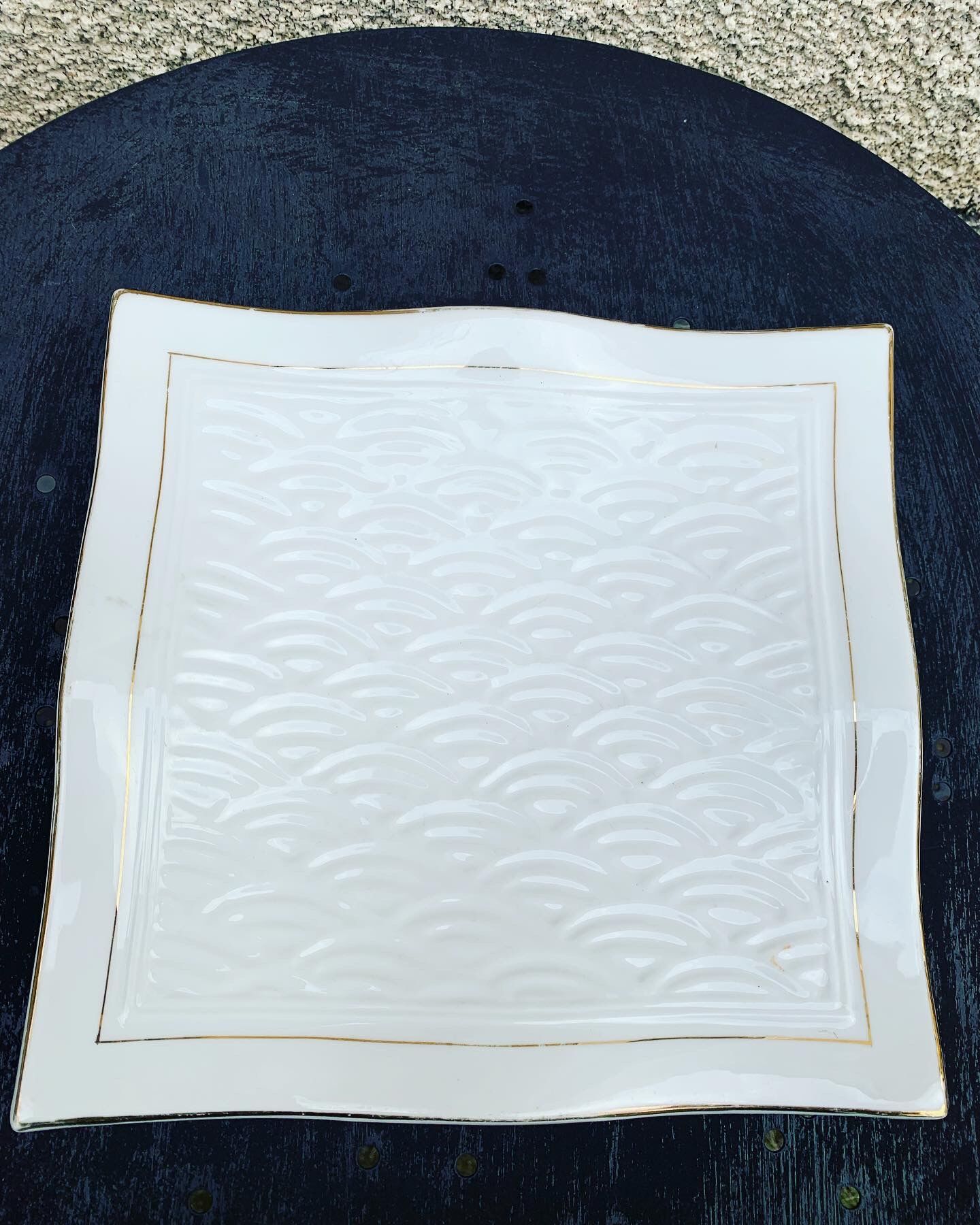 6 white glazed ceramic plates vague design and contemporary patterns