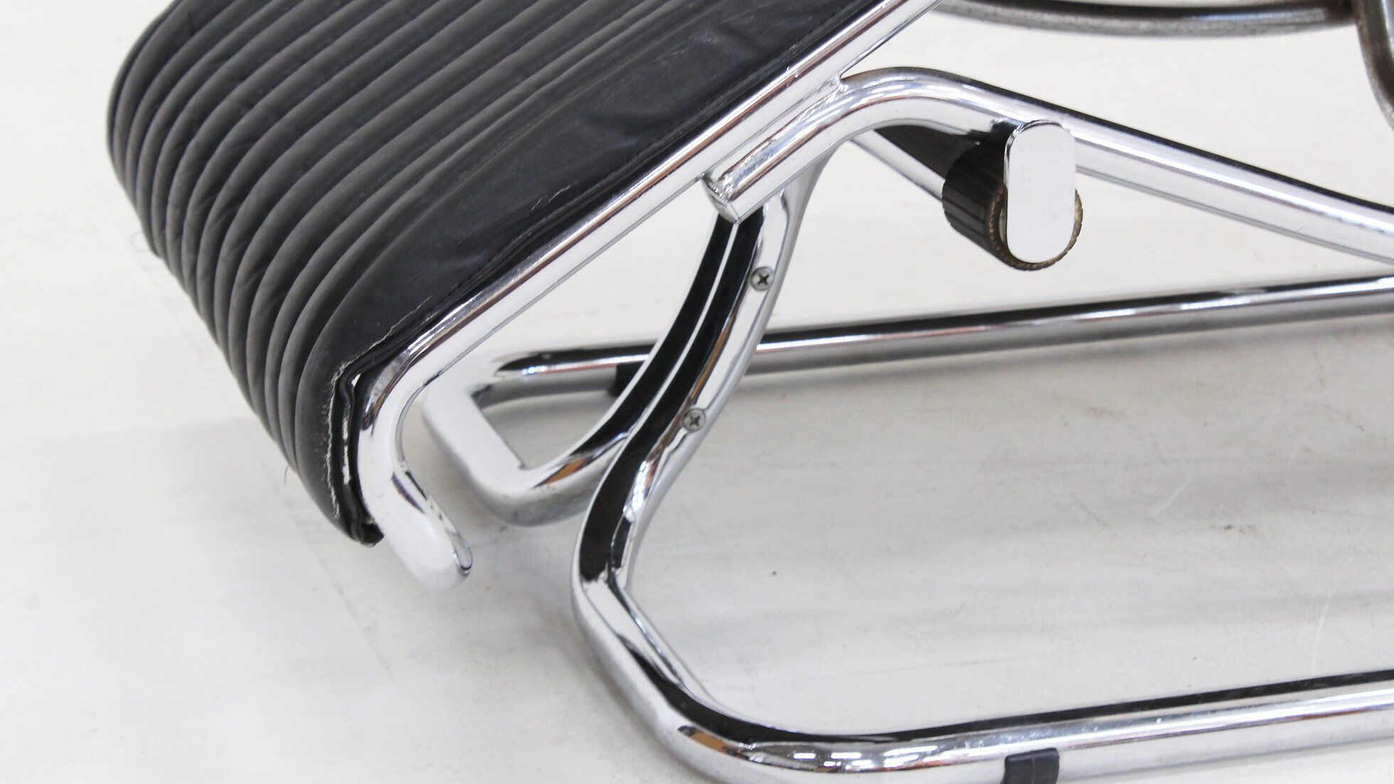 Vintage Italian chaise lounge chair chrome and leather by Guido Faleschini 1970s