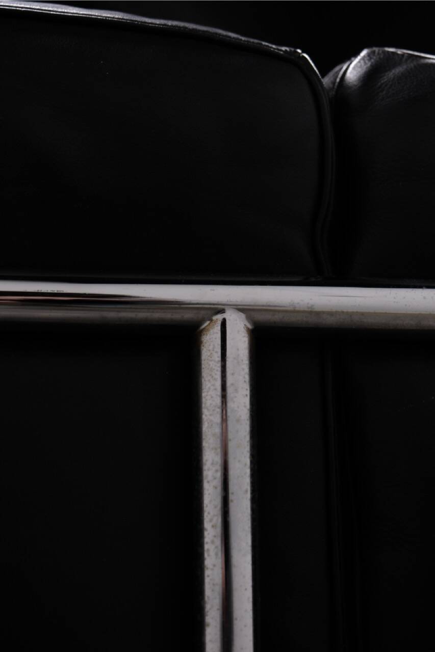LC2 armchair in black leather – Design Le Corbusier, Pierre Jeanneret & Charlotte Perriand