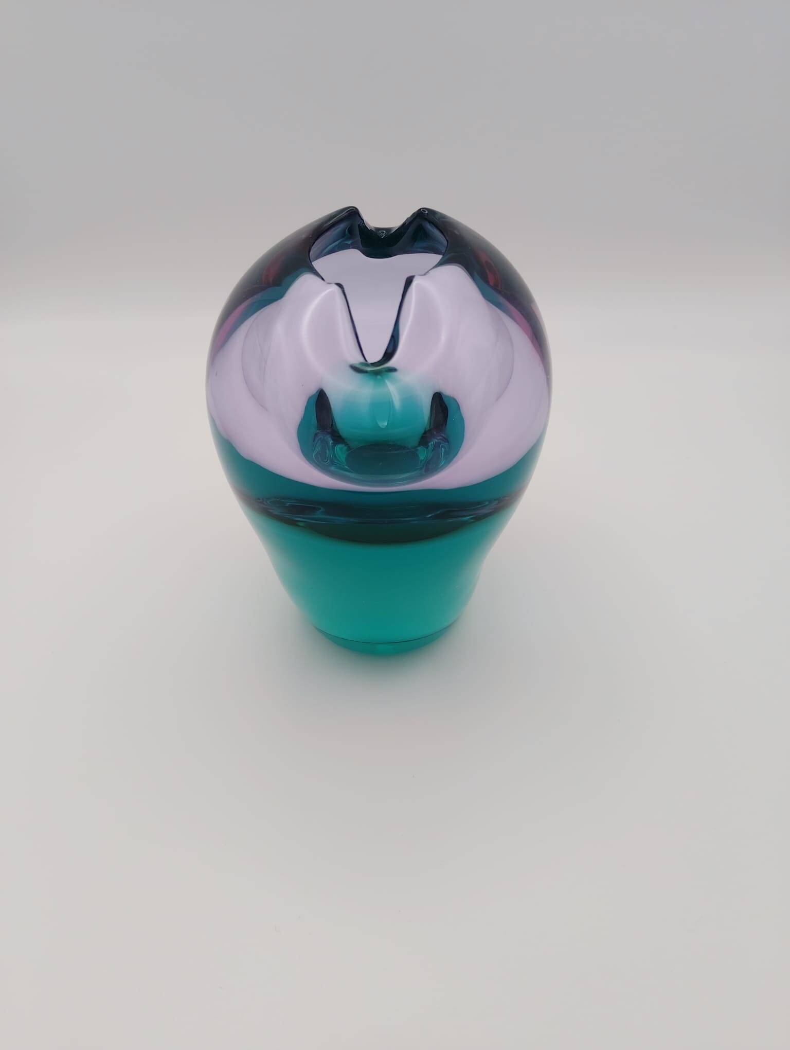 Pretty little glass vase in very good condition.