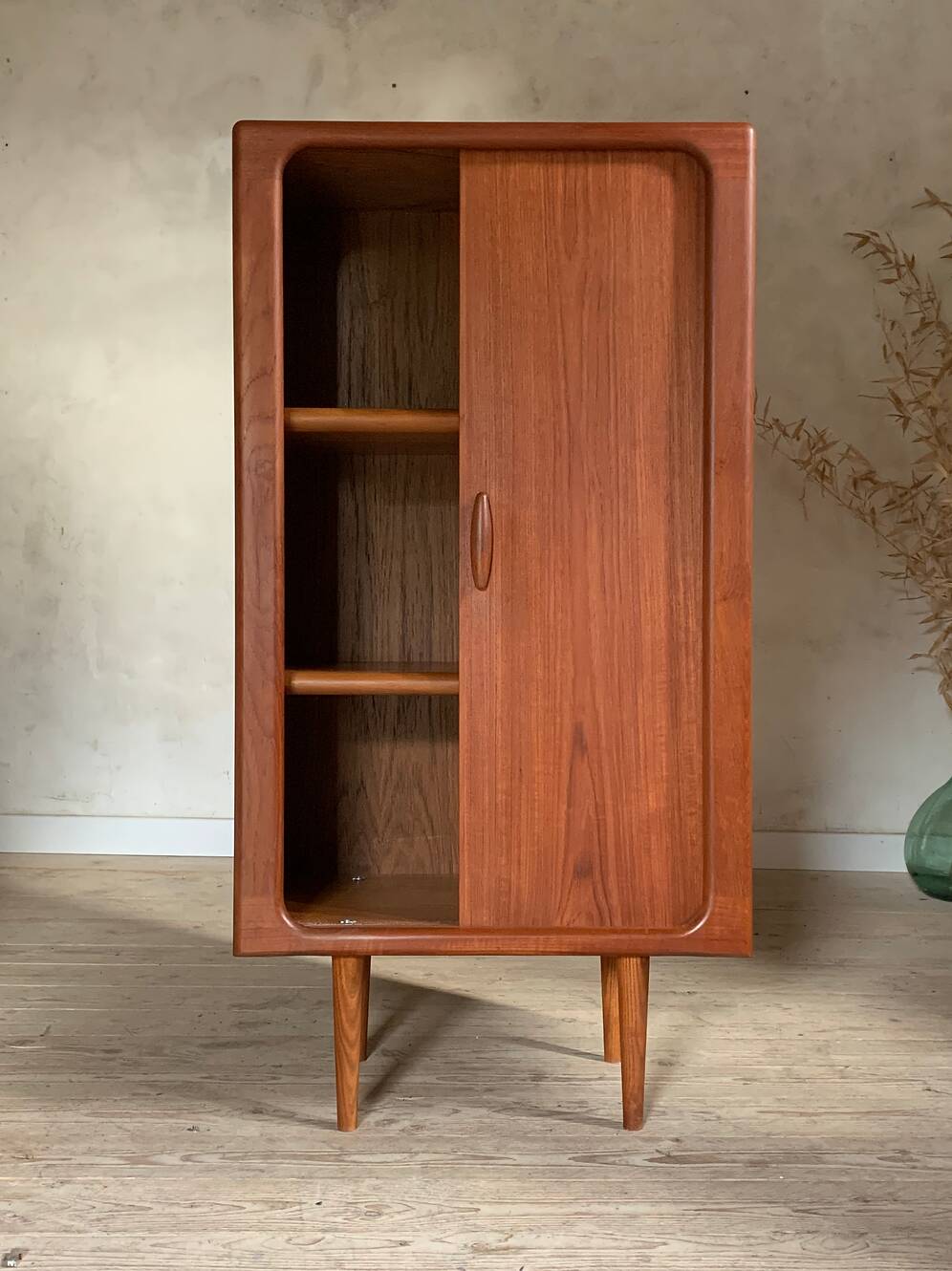 Armoire à rideau scandinave en teck vintage