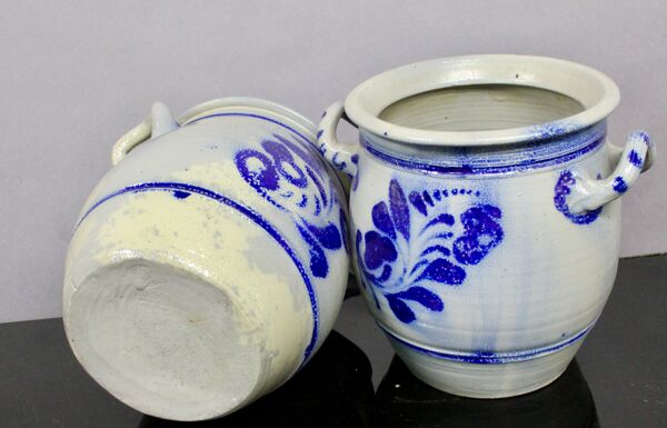 Paire de pots en grès émaillés au sel, gris et bleu