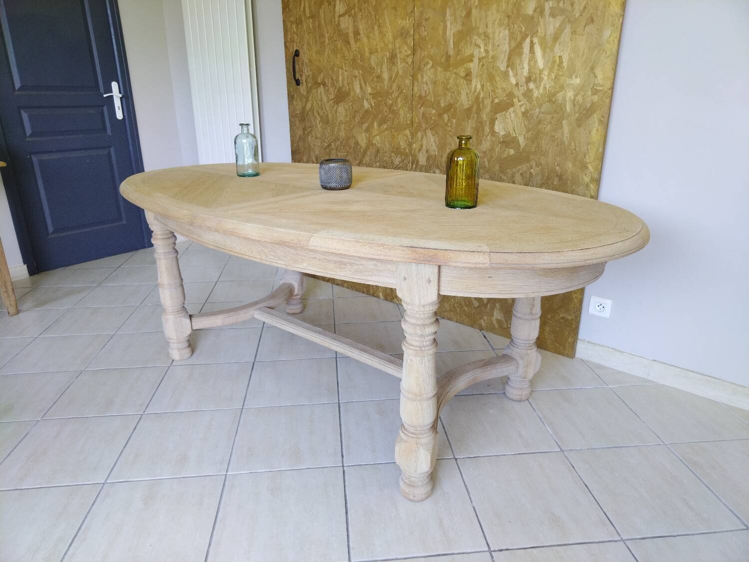 Extendable oval table in renovated solid oak
