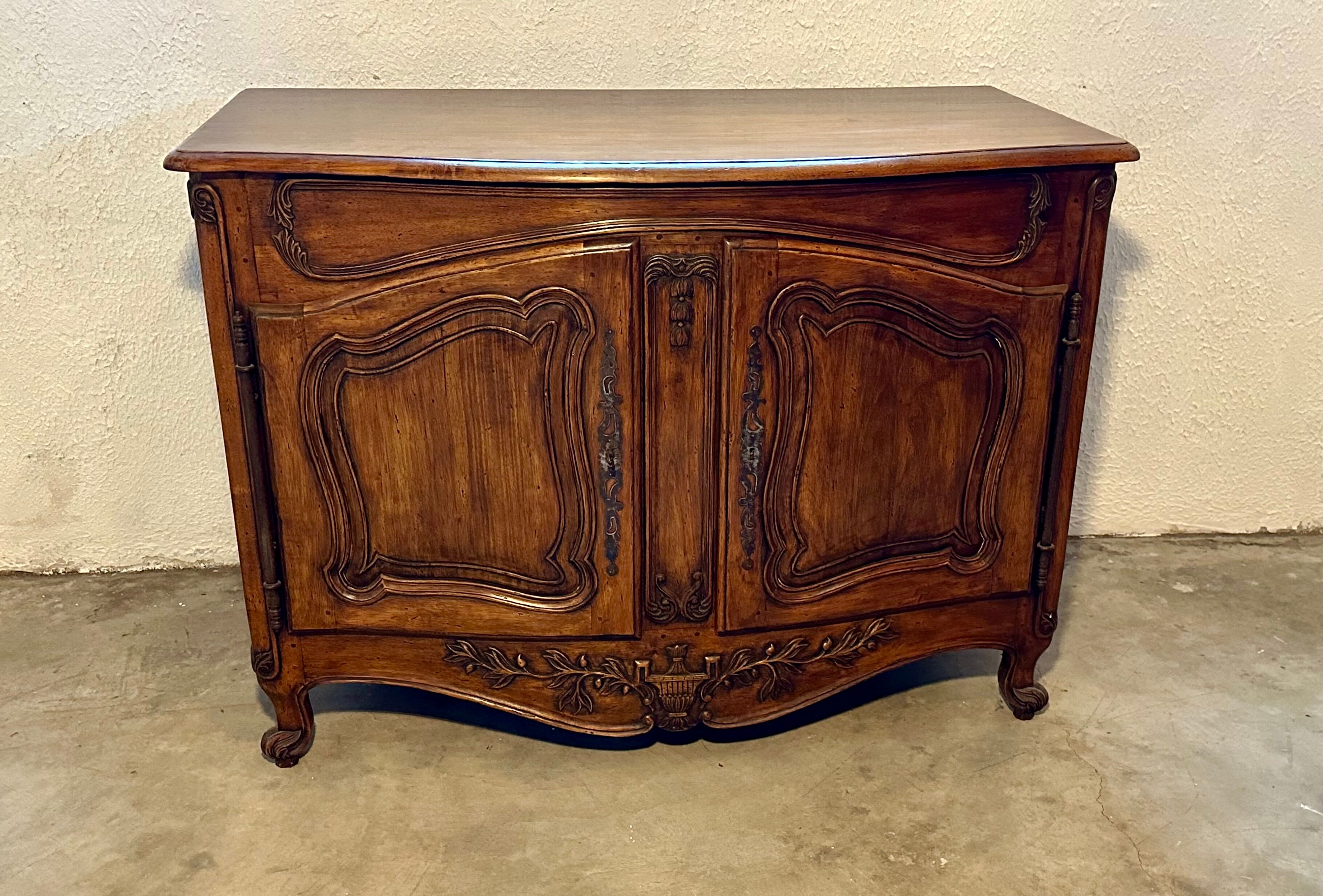 Carved Provencal buffet in Louis XV style with 2 doors