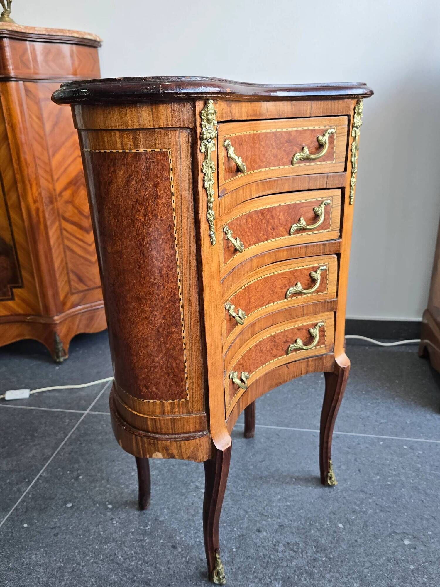 Commode galbée demi-lune en marqueterie – style Louis XV, fin XIXe siècle
