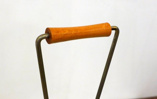 Porte-revues ajouré mid-century, en métal doré & poignée bois