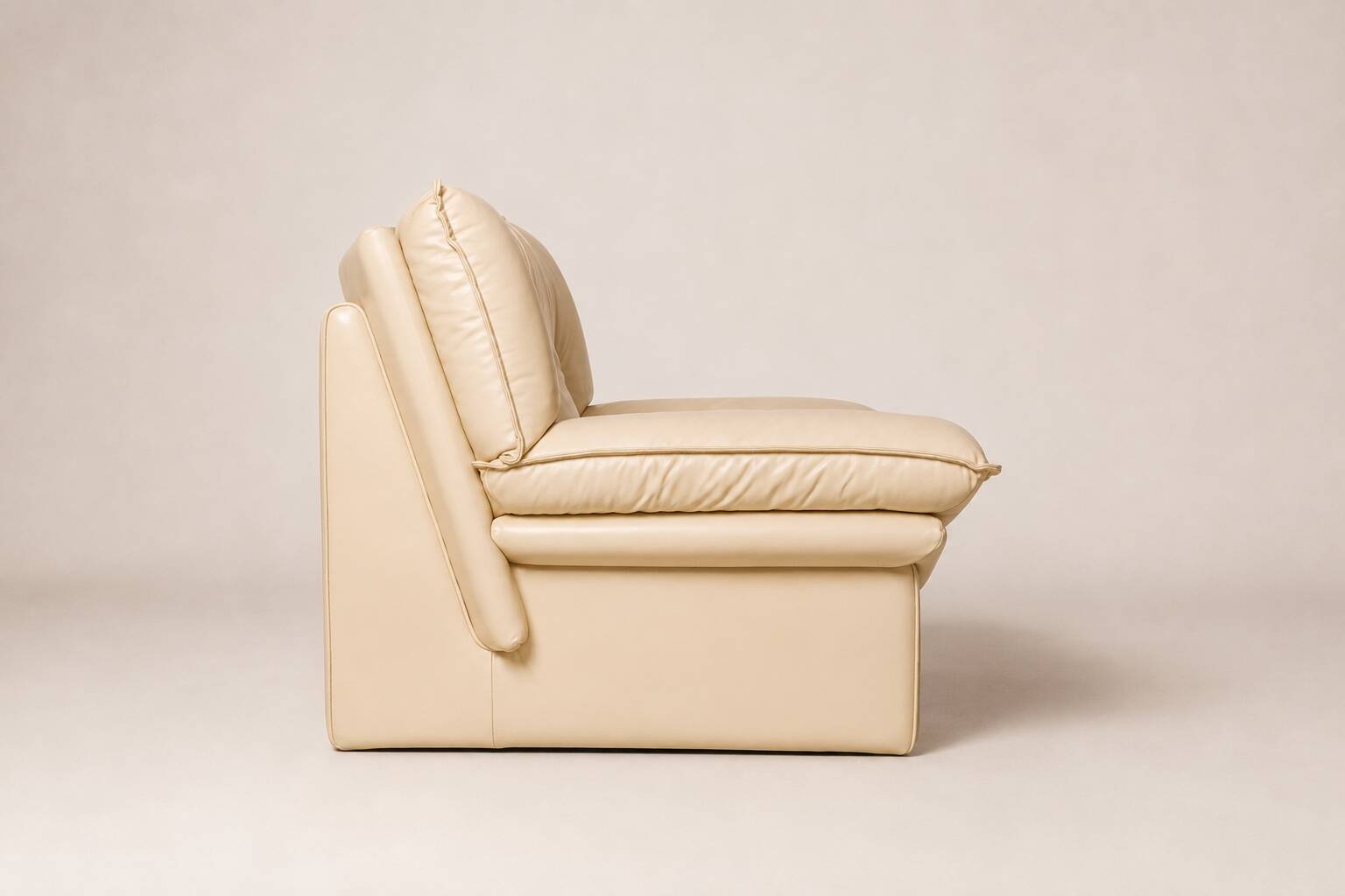 Nicoletti — Pair of lounge chairs "Ambassador" in cream leather