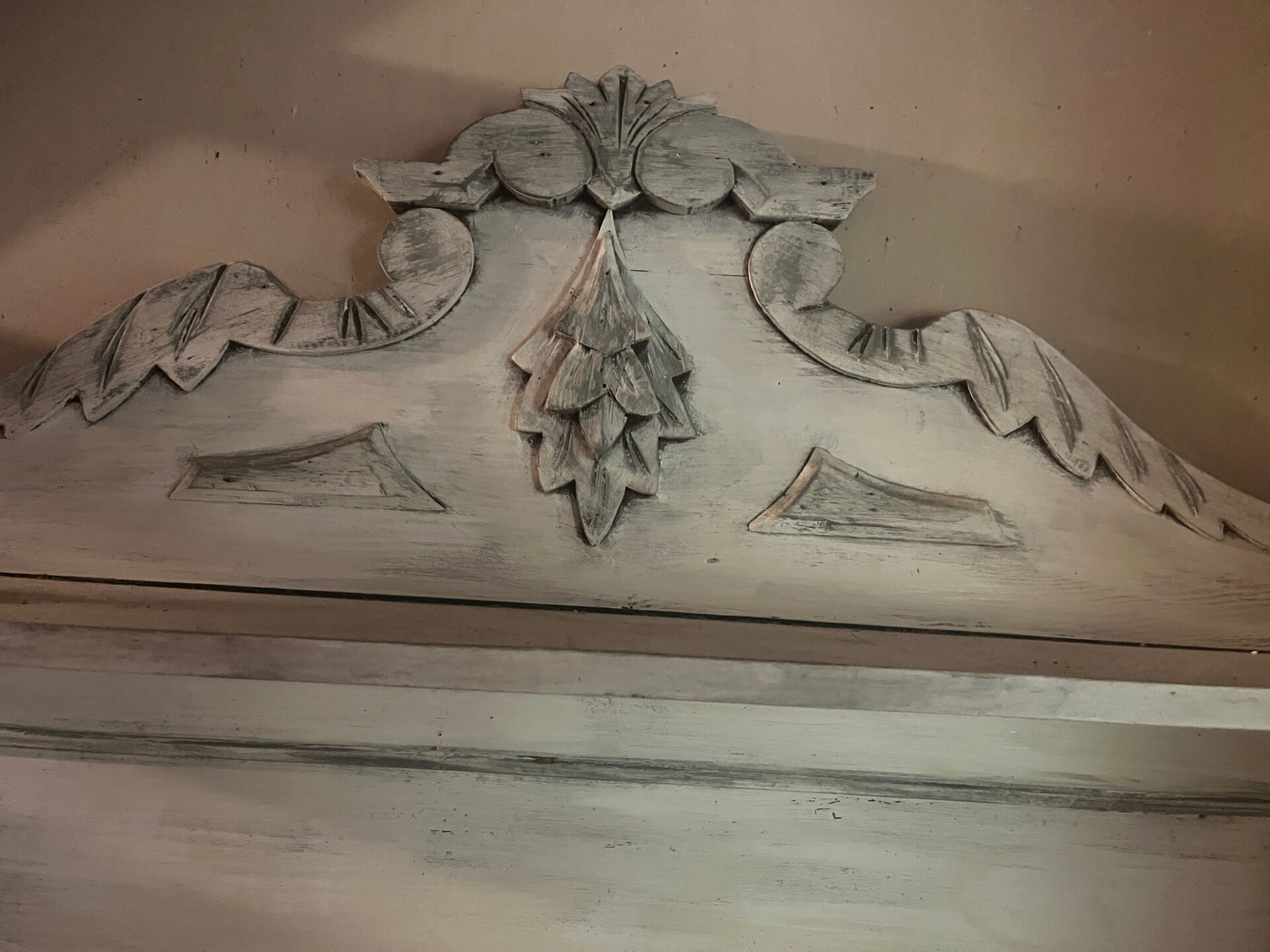 Saint Hubert cabinet top