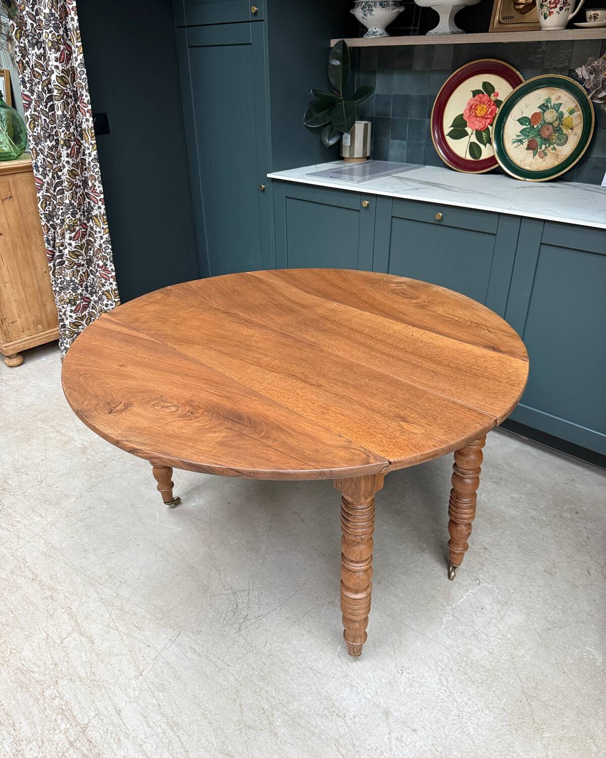 Extendable round table with turned legs (renovated)