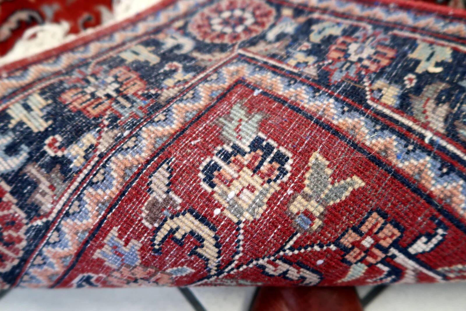 Handmade vintage Persian Sarouk rug 76cm x 122cm, 1970s
