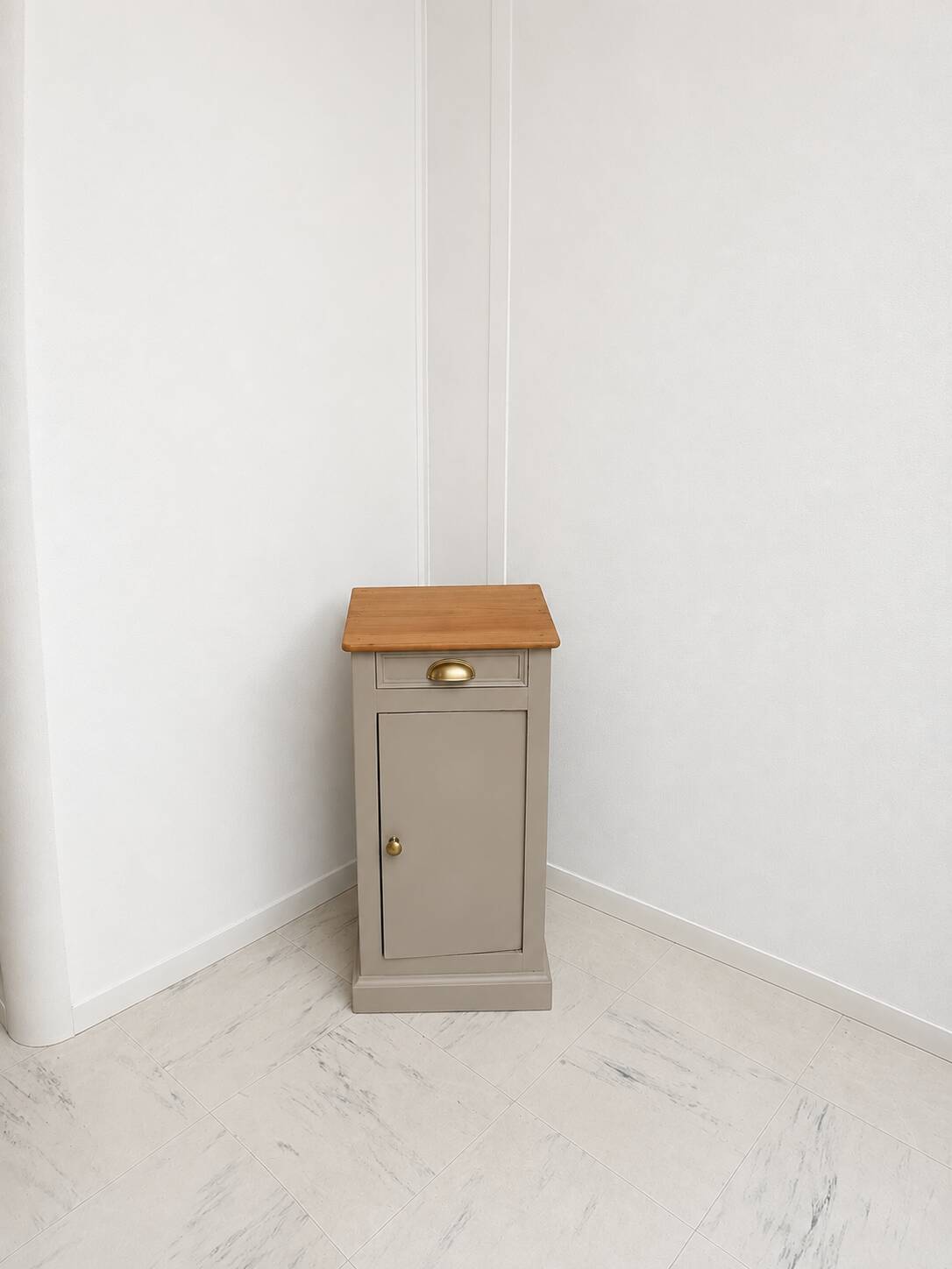 Small renovated side table – Lou