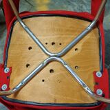 Chaise en tissu rouge