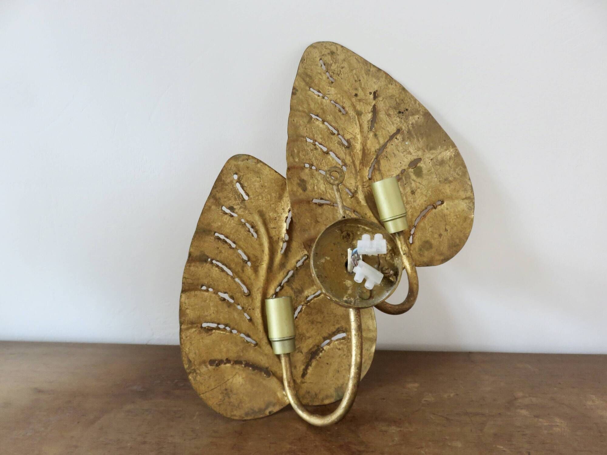 Large "leaf" wall lamp in gold metal, gold leaf, 1970s, Jansen