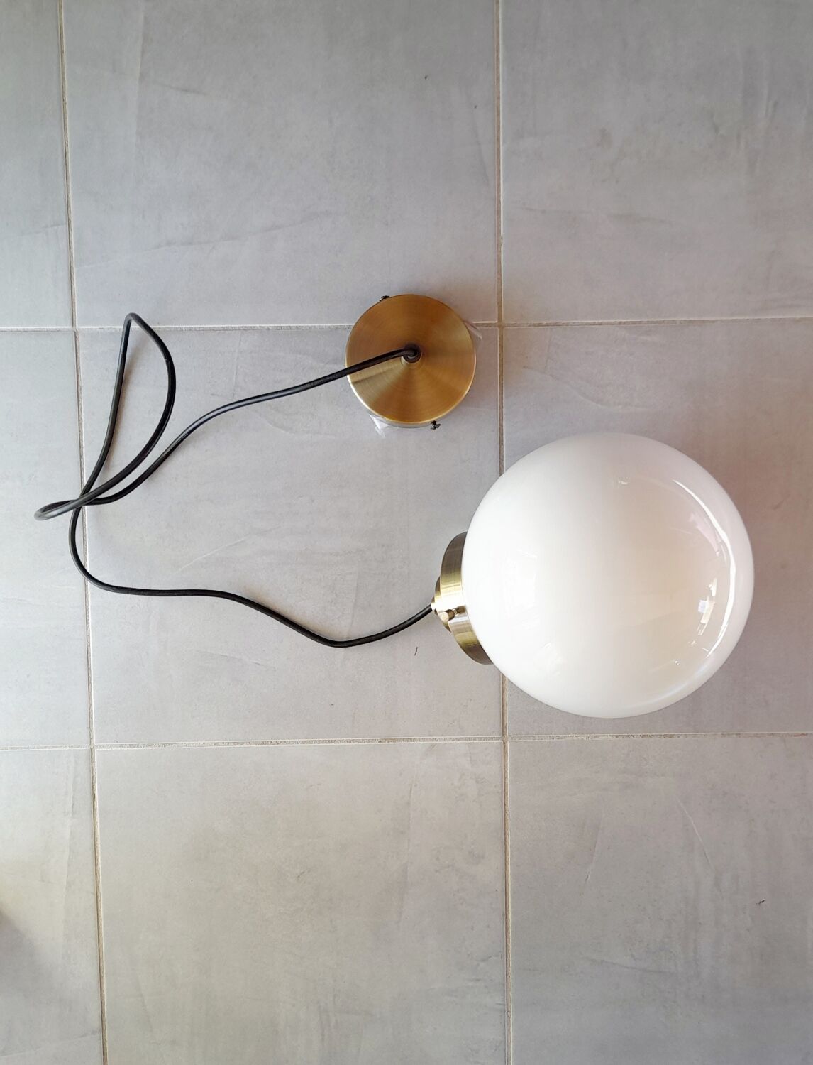 Opaline globe suspension
