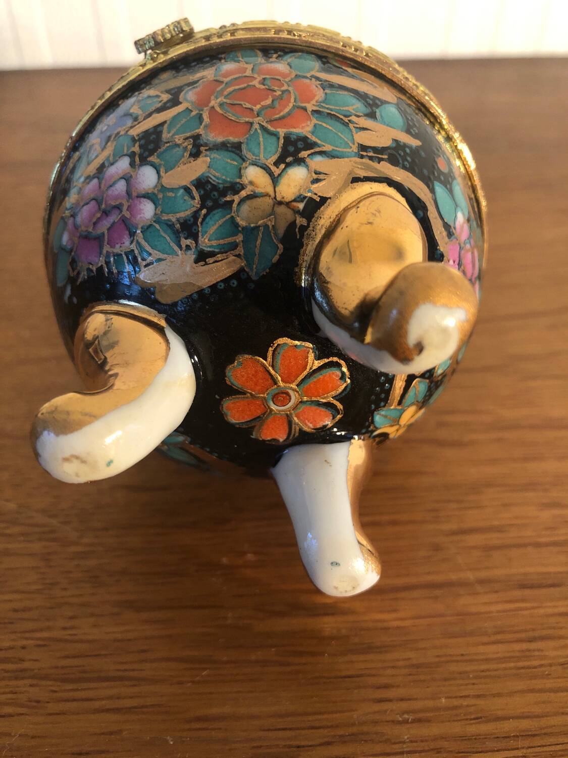 Egg-shaped porcelain jewelry box with asisaisues motifs