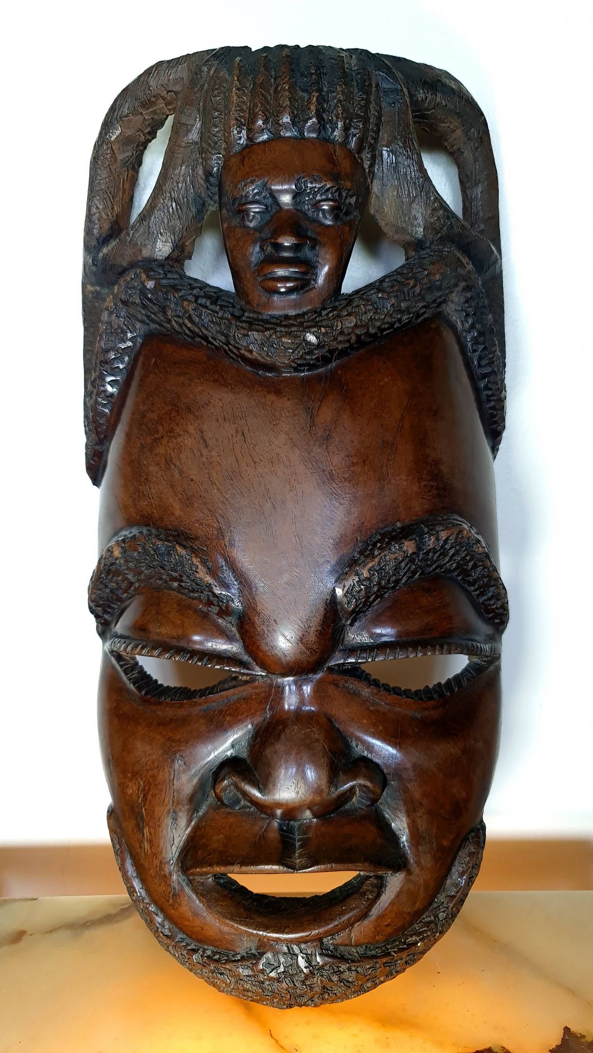 Visage énigmatique d'Afrique sculpté en bois d'ébène