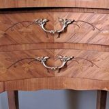 Table de chevet "rognon" en marqueterie style Louis XV