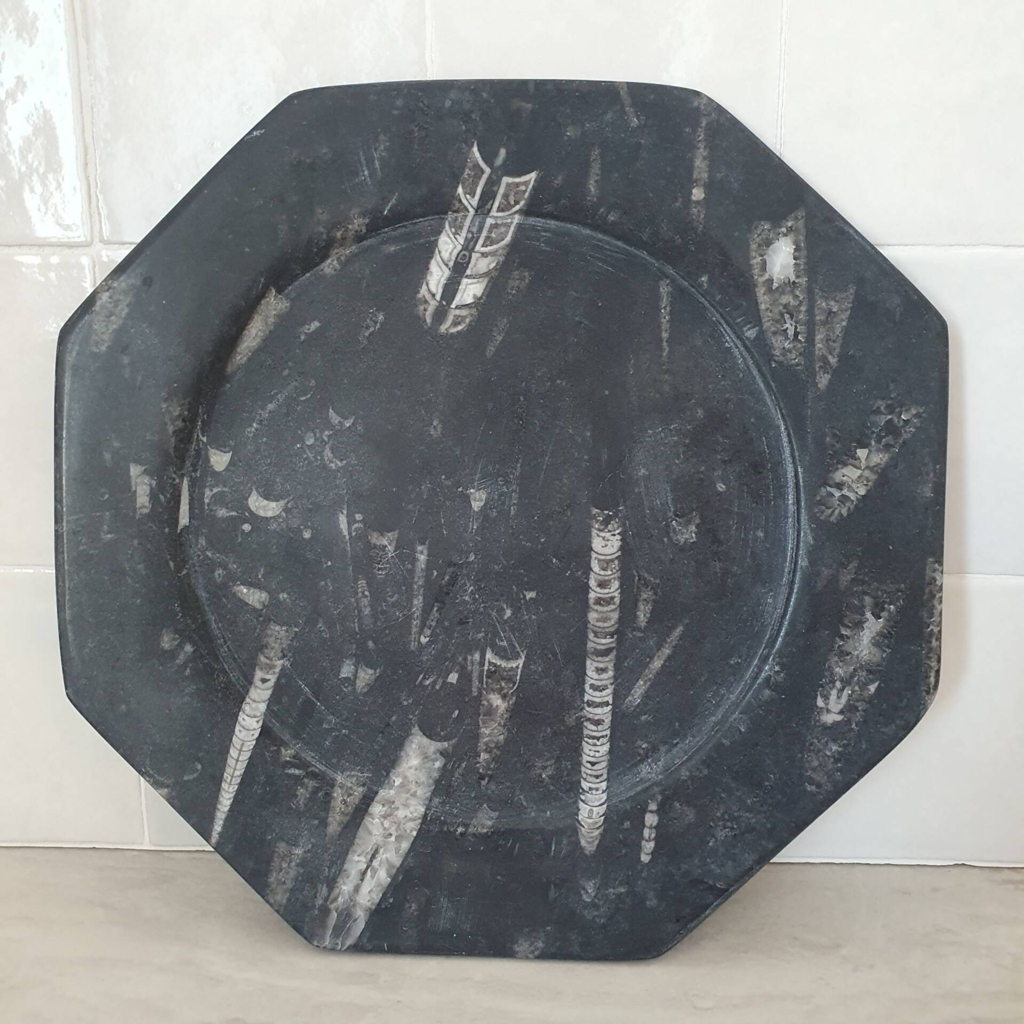 Decorative plate made of fossilised orthoceras marble.