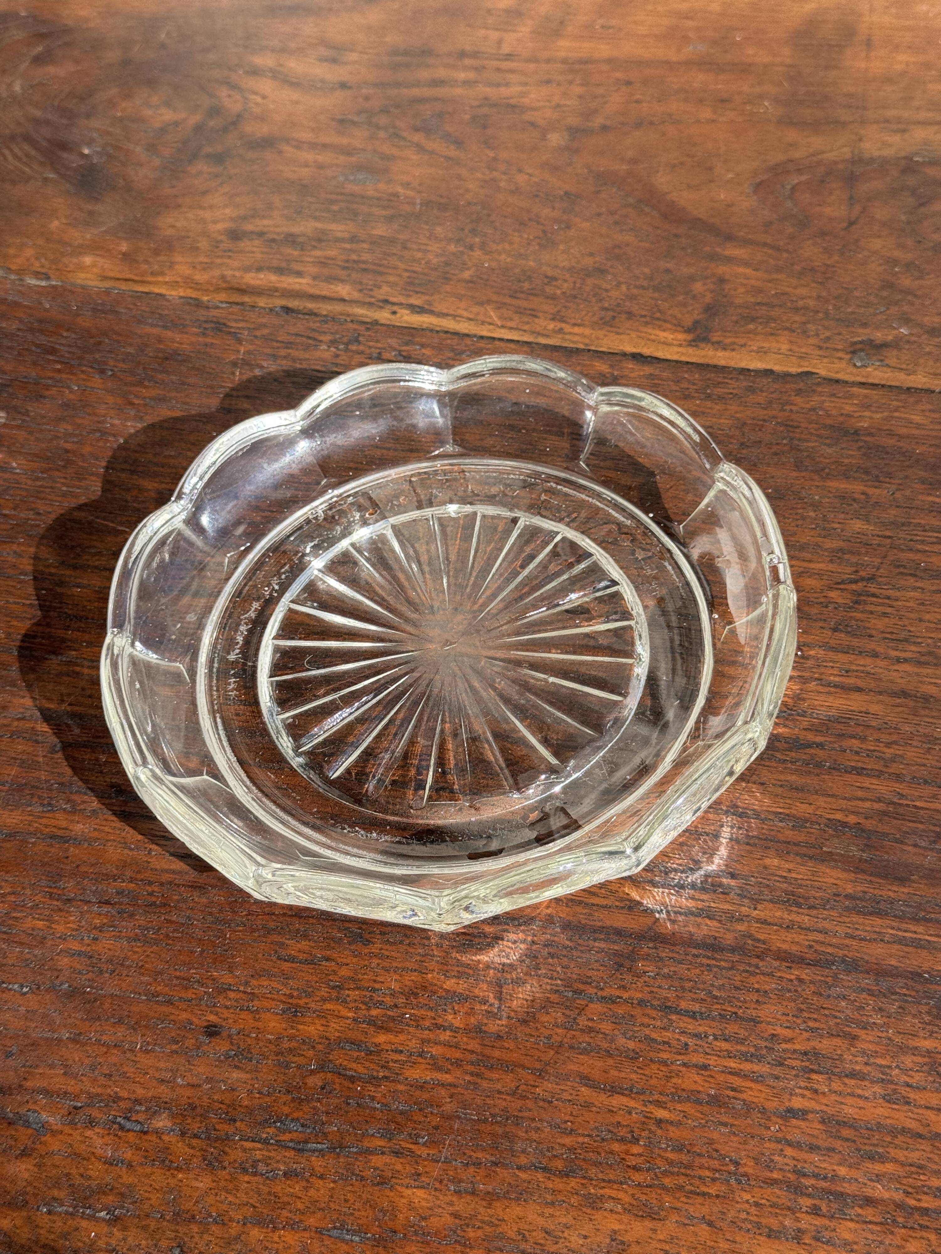 Cendrier vintage en verre moulé en forme de fleur D14 H2,5